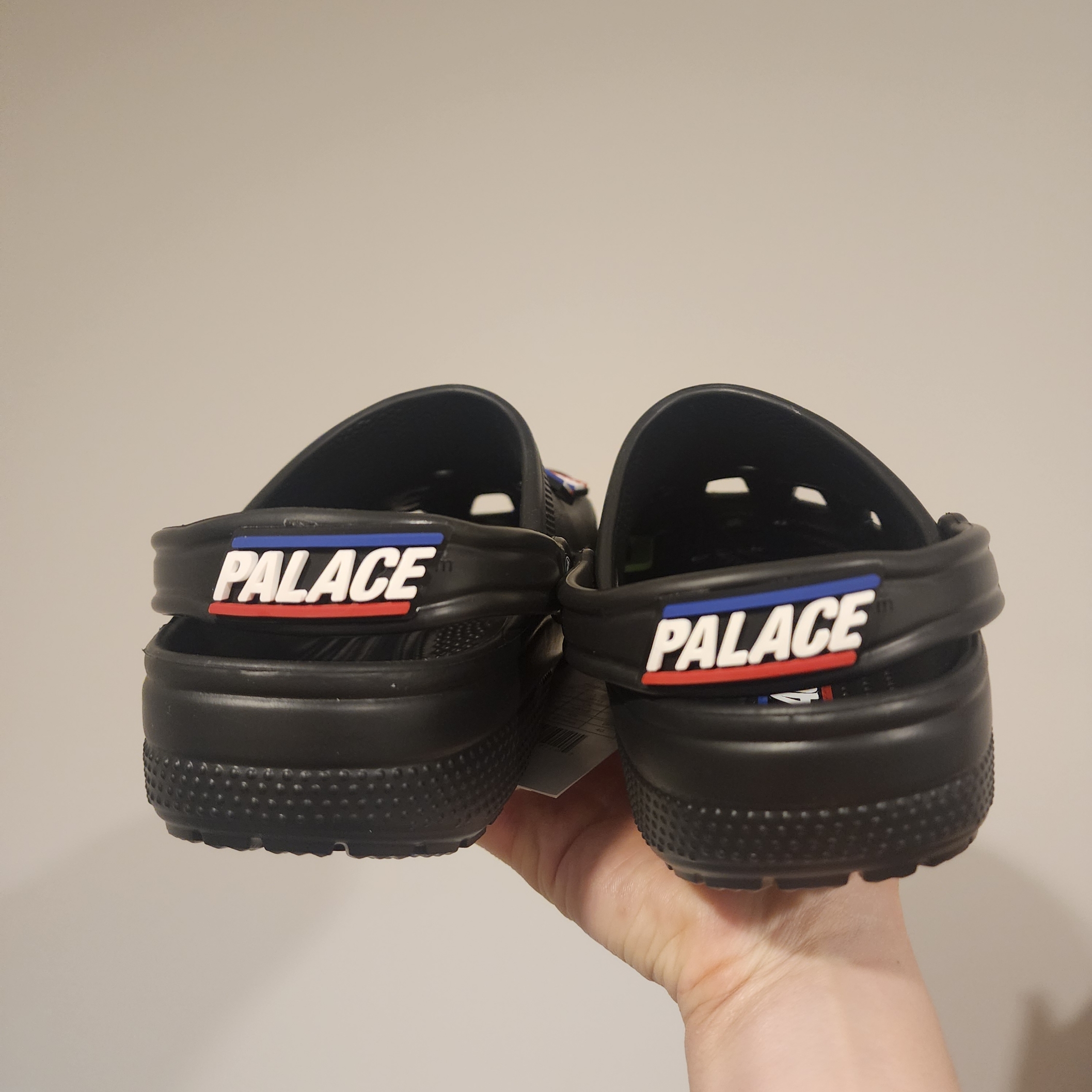 Crocs x Palace Classic Clog Black 착용 스타일 - 2