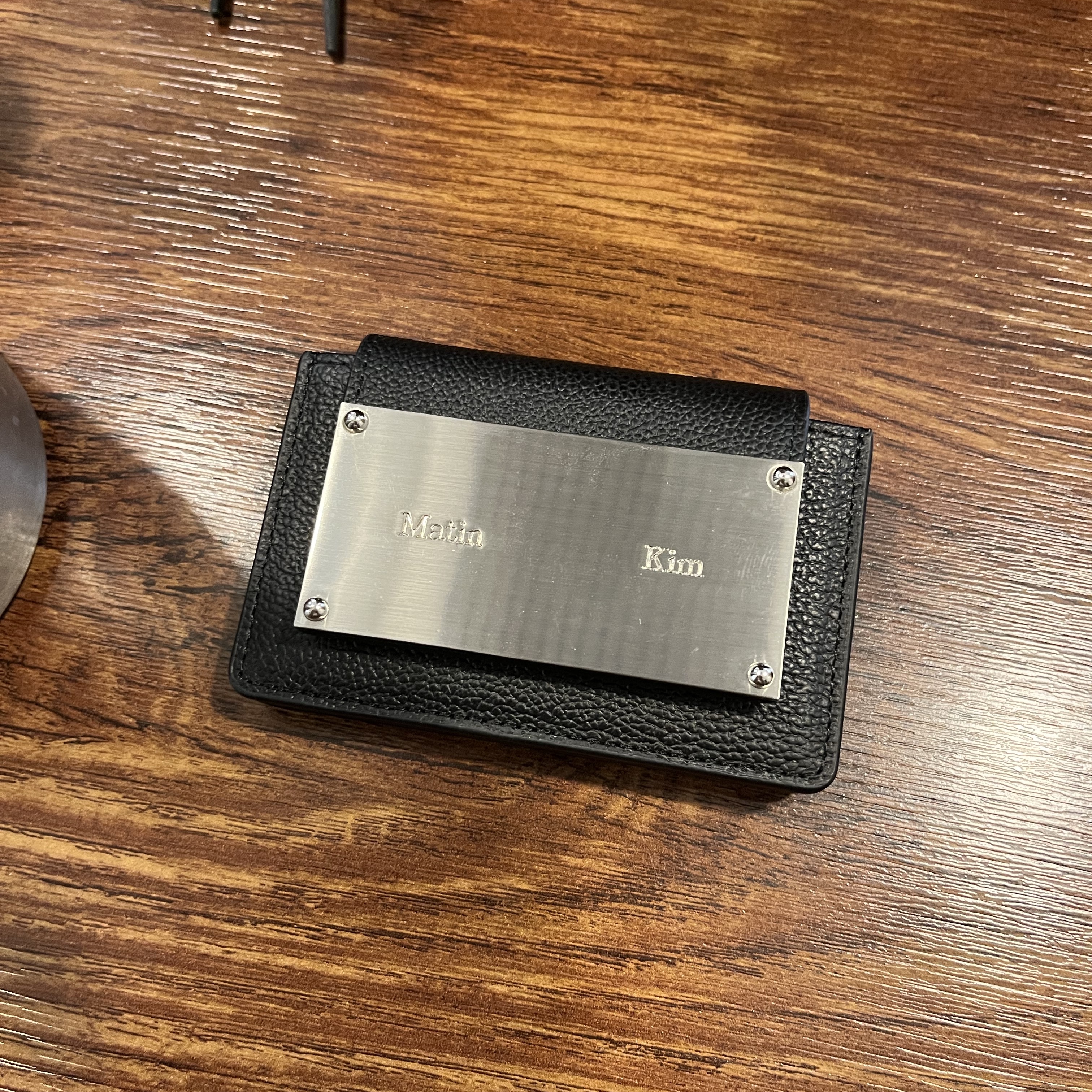 Matin Kim Accordion Wallet Black 착용 스타일