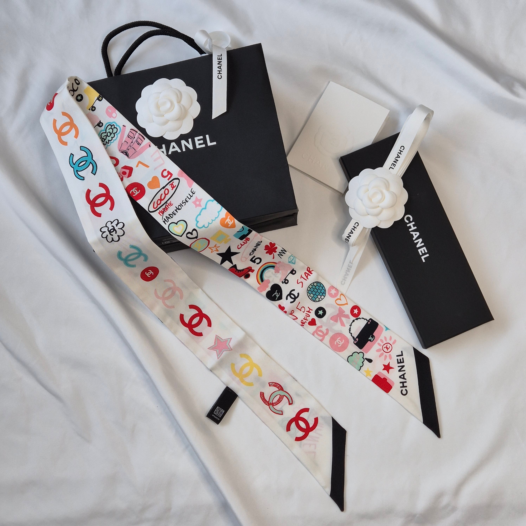 (W) Chanel Slim Bandea Silk Twill & White Black Multicolor 착용 스타일 - 3