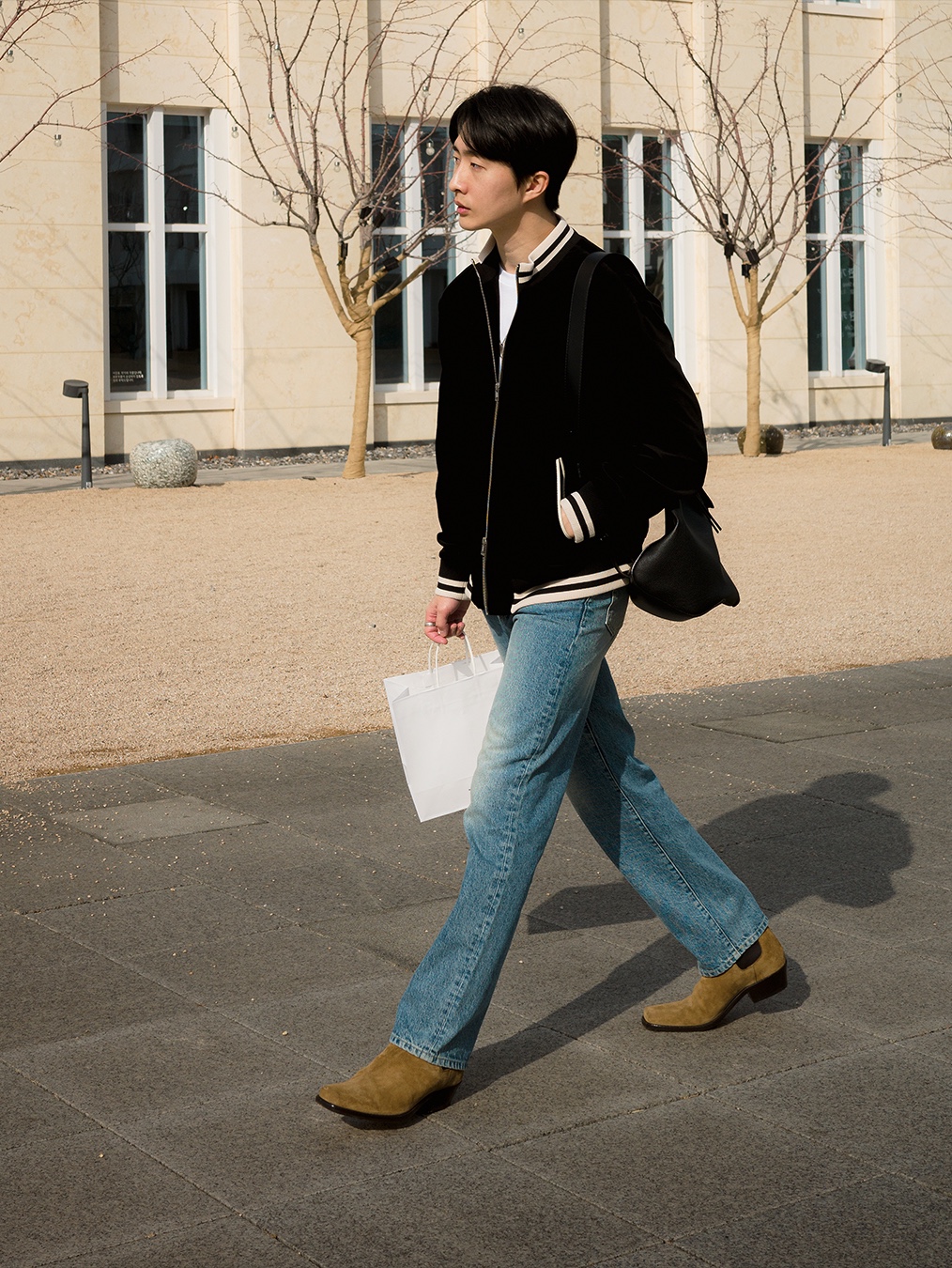 Loewe Anton Sling Bag in Soft Grained Calfskin Black 착용 스타일 - 2