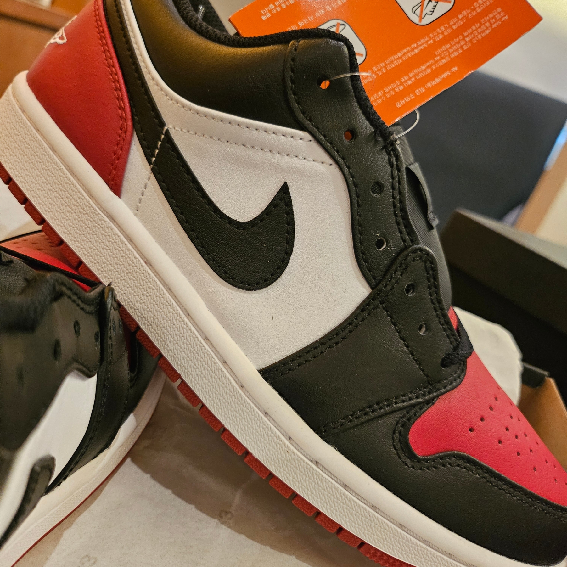 Jordan 1 Low White Varsity Red 착용 스타일 - 3