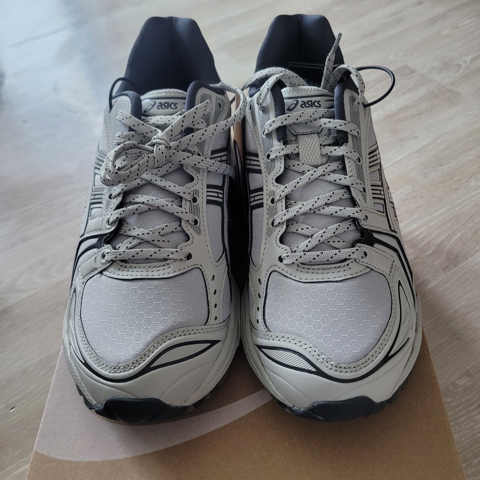 Asics Gel-Kayano 14 Earthenware Pack White Sage Graphite Grey 착용 스타일 - 2