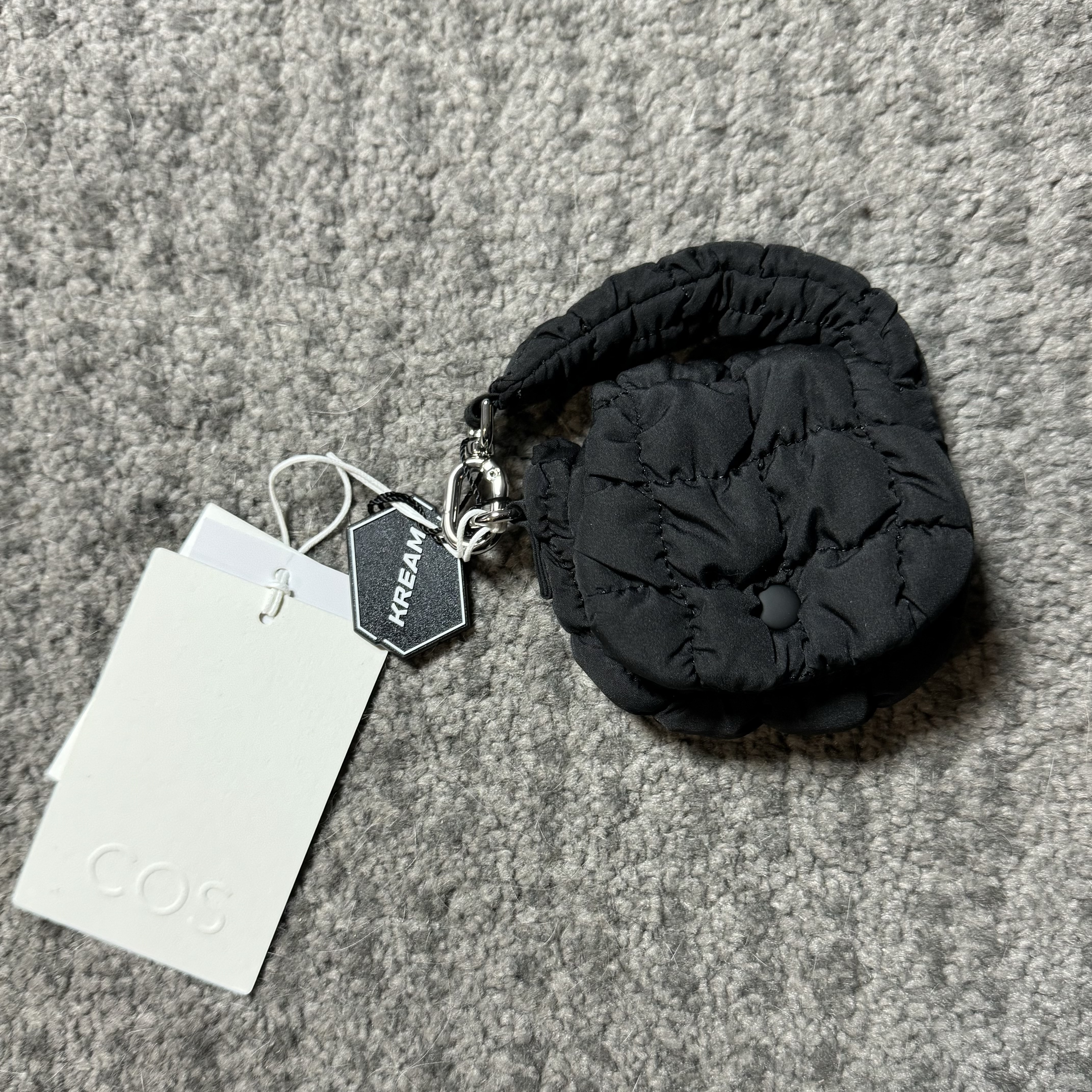 COS Quilted Nano Bag Black 착용 스타일