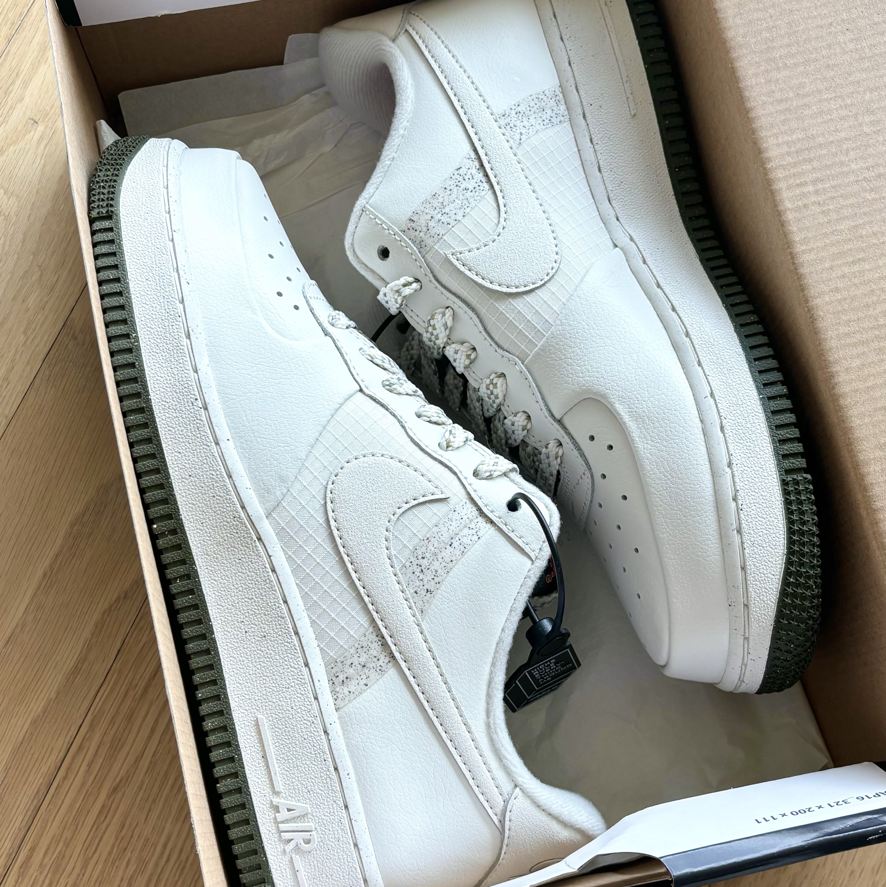 Nike Air Force 1 '07 LV8 Phantom Cargo Khaki 착용 스타일 - 1