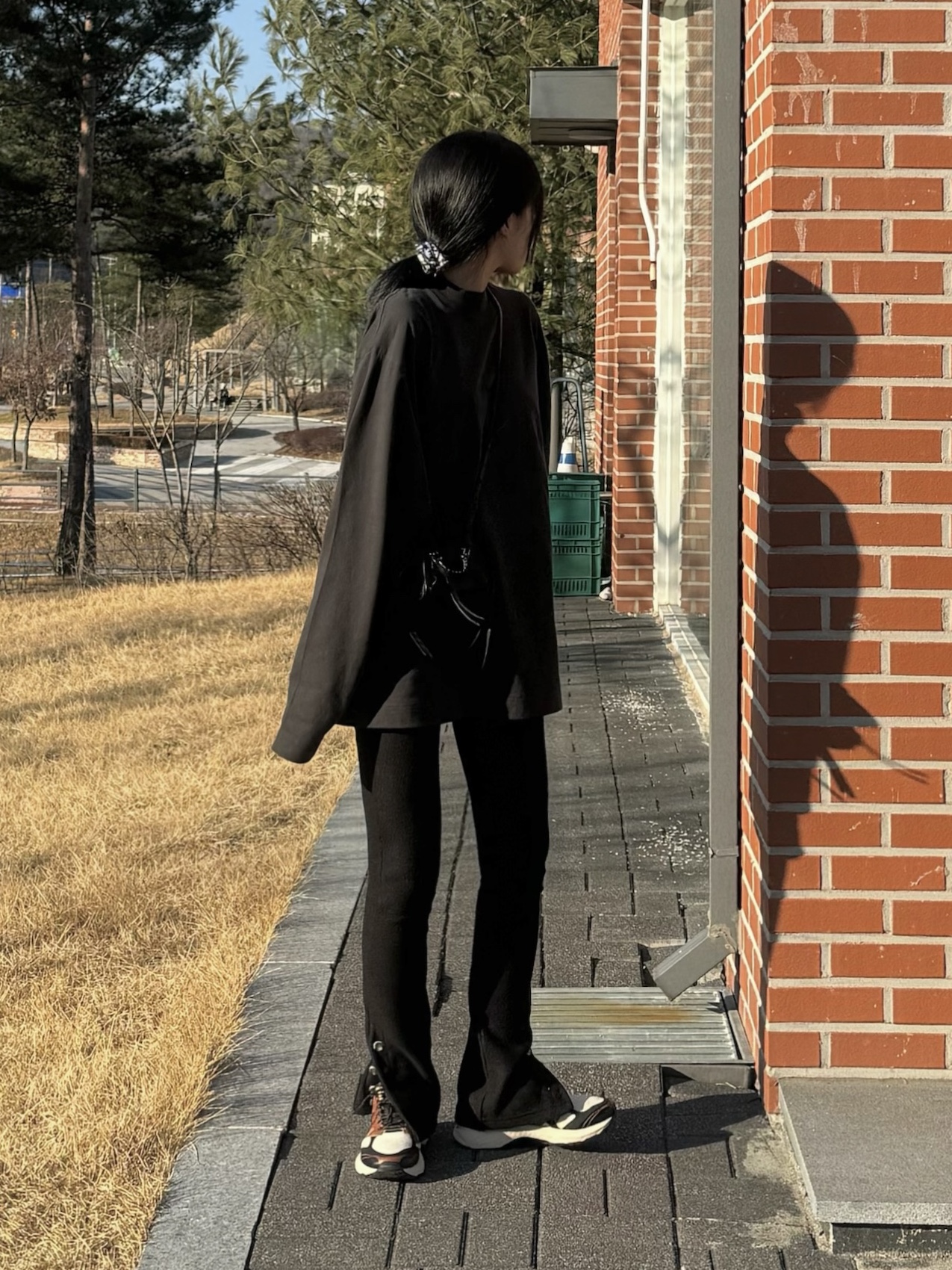 Asics Gel-Terrain Vanilla Black, Yeezy Gap Engineered By Balenciaga Dove Long Sleeve T-Shirt Black 착용 스타일 - 2