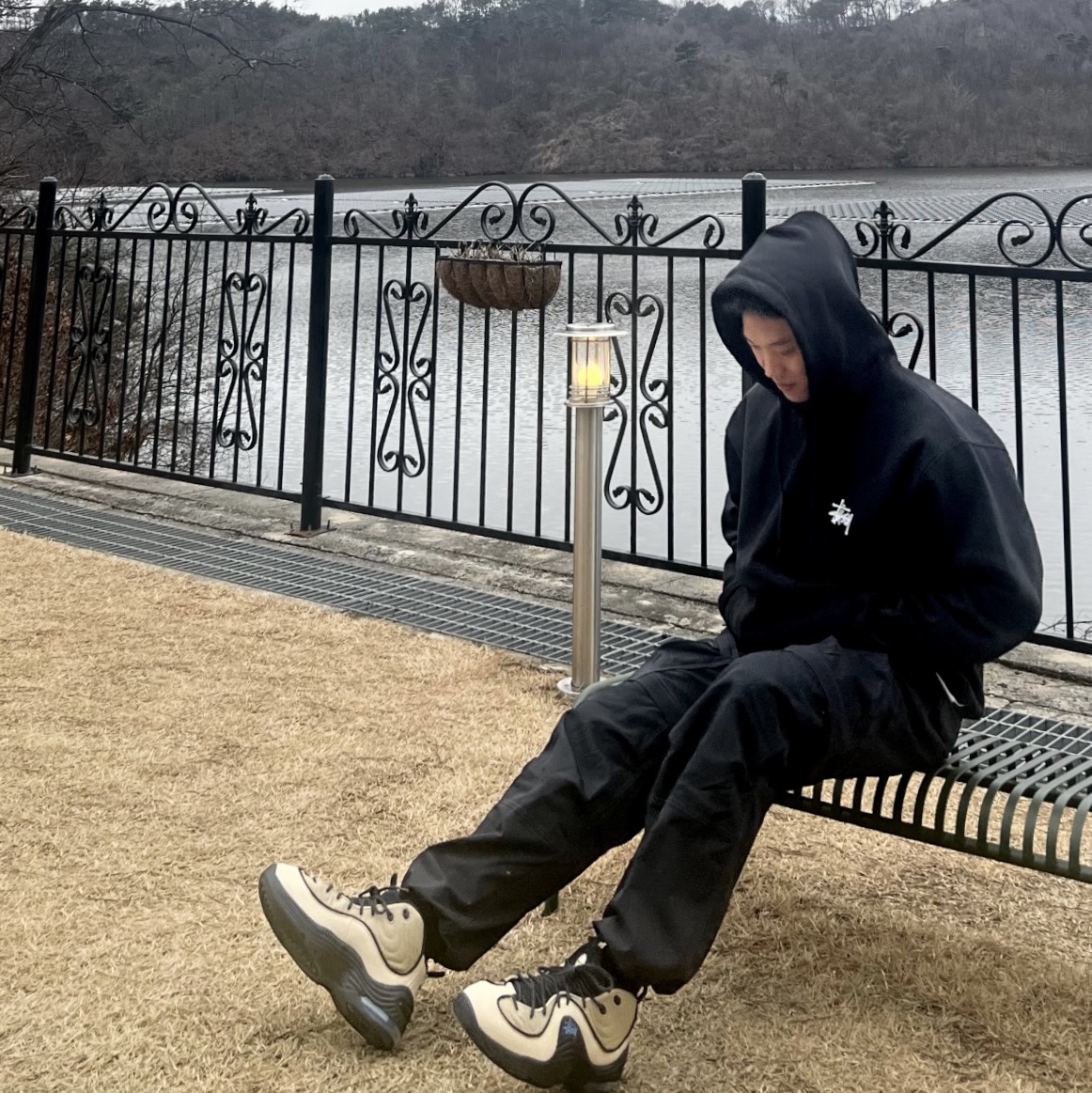 Nike x Stussy Air Penny II Rattan and Limestone, Nike ACG Smith Summit Cargo Pants Black - Asia 착용 스타일 - 2