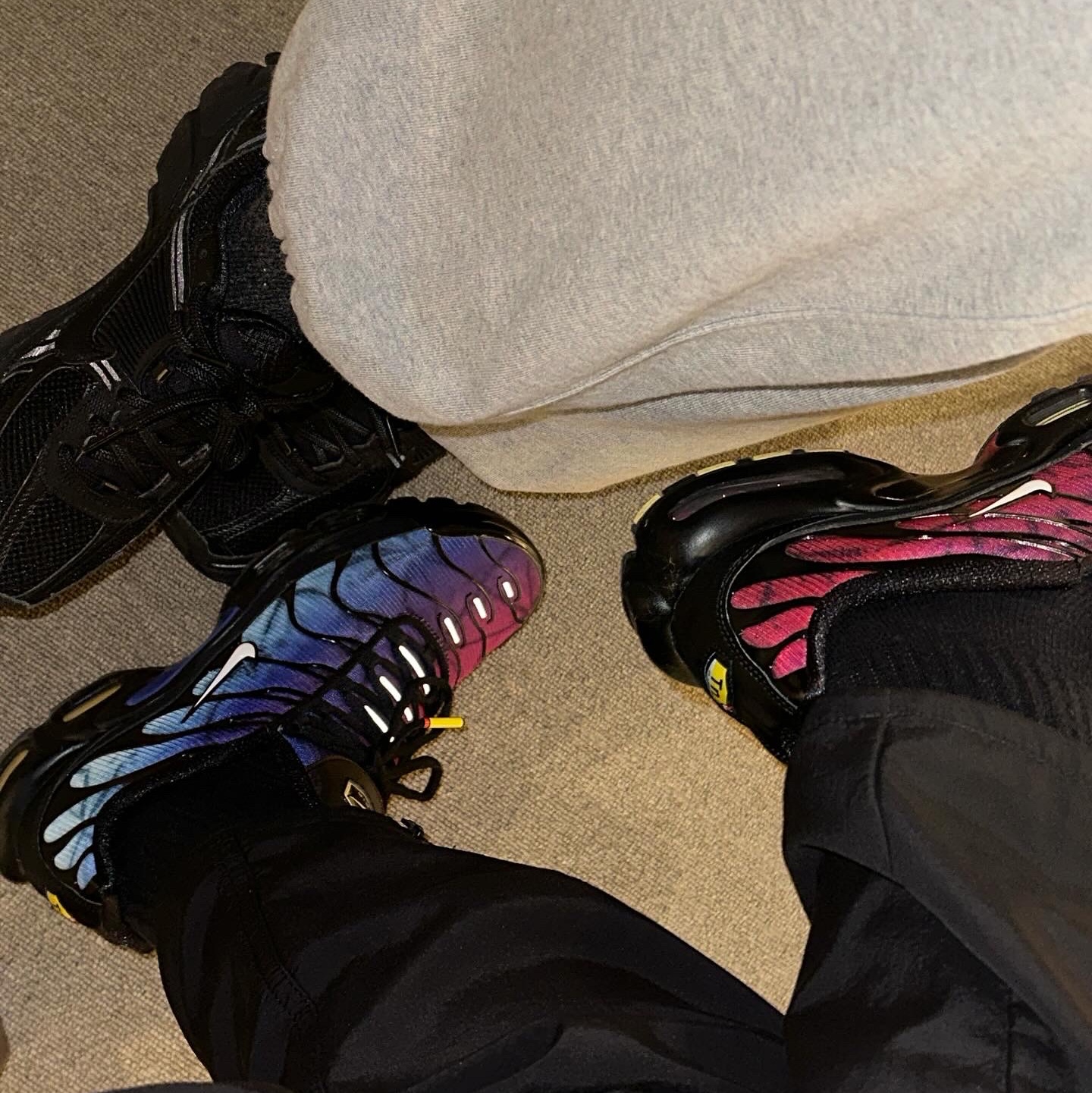 Nike Zoom Vomero 5 SP Black, Nike Air Max Plus 25th Anniversary Black Varsity Red 착용 스타일