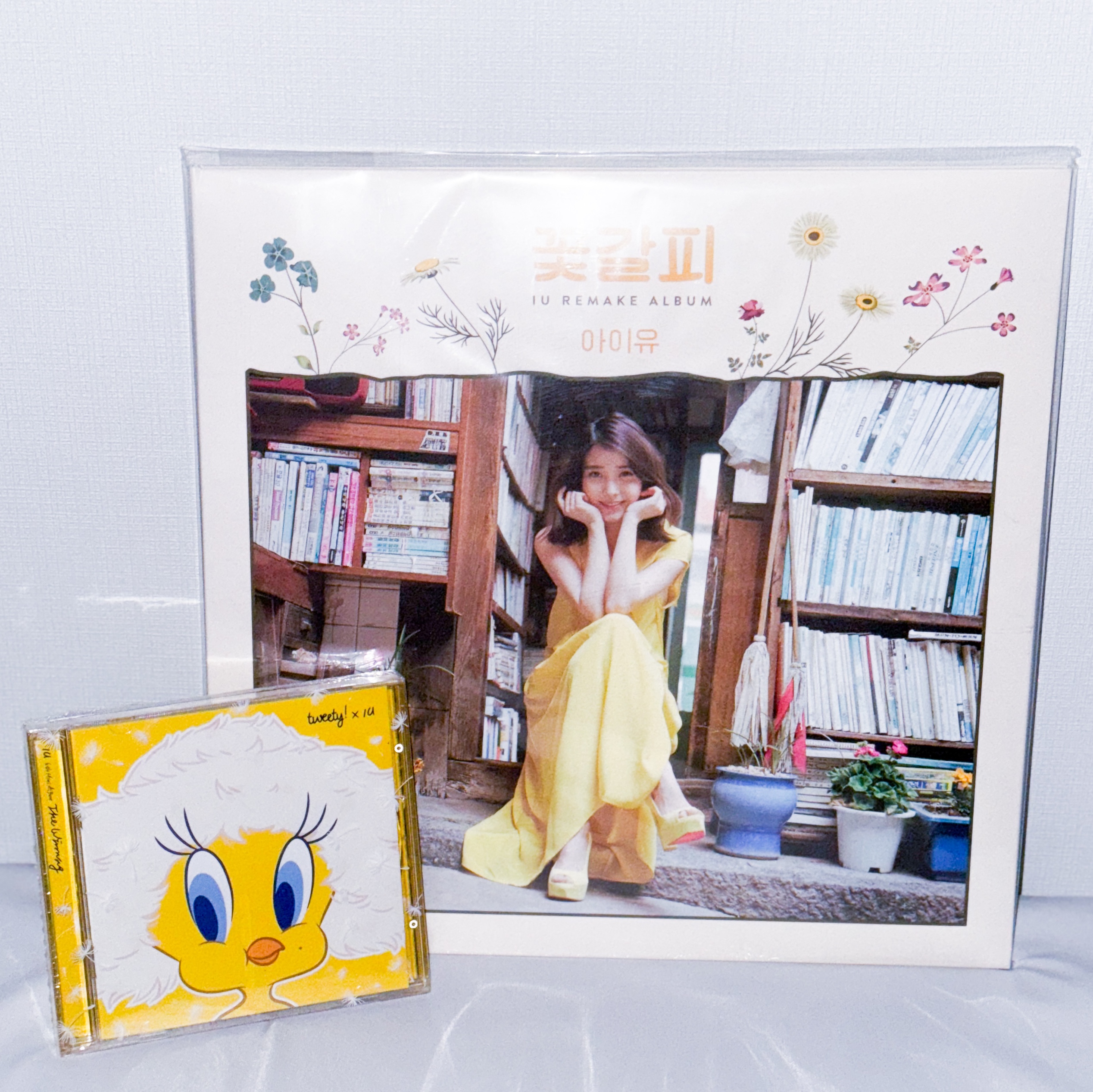 IU Remake Album A Flower Bookmark (Edam Ver.) LP, IU 6th Mini Album The Winning CD Yellow (Special Ver.) 착용 스타일