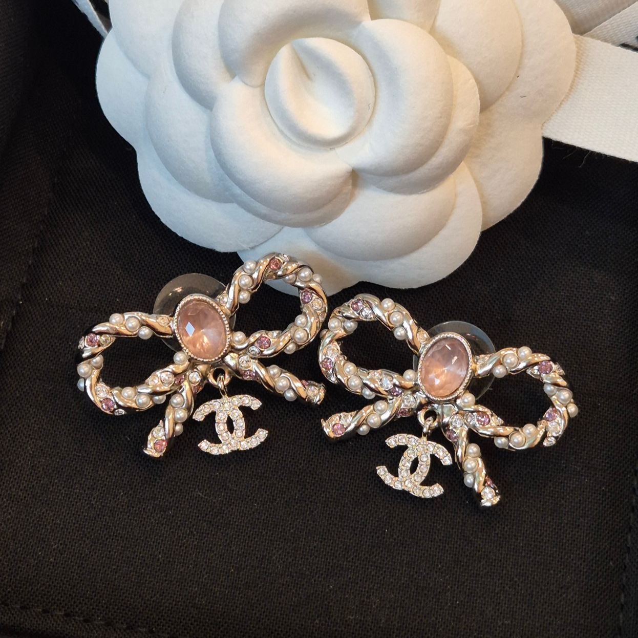 (W) Chanel Stud Earrings Metal Glass Pearls Strass & Gold Pink Pearly White Crystal 착용 스타일 - 1