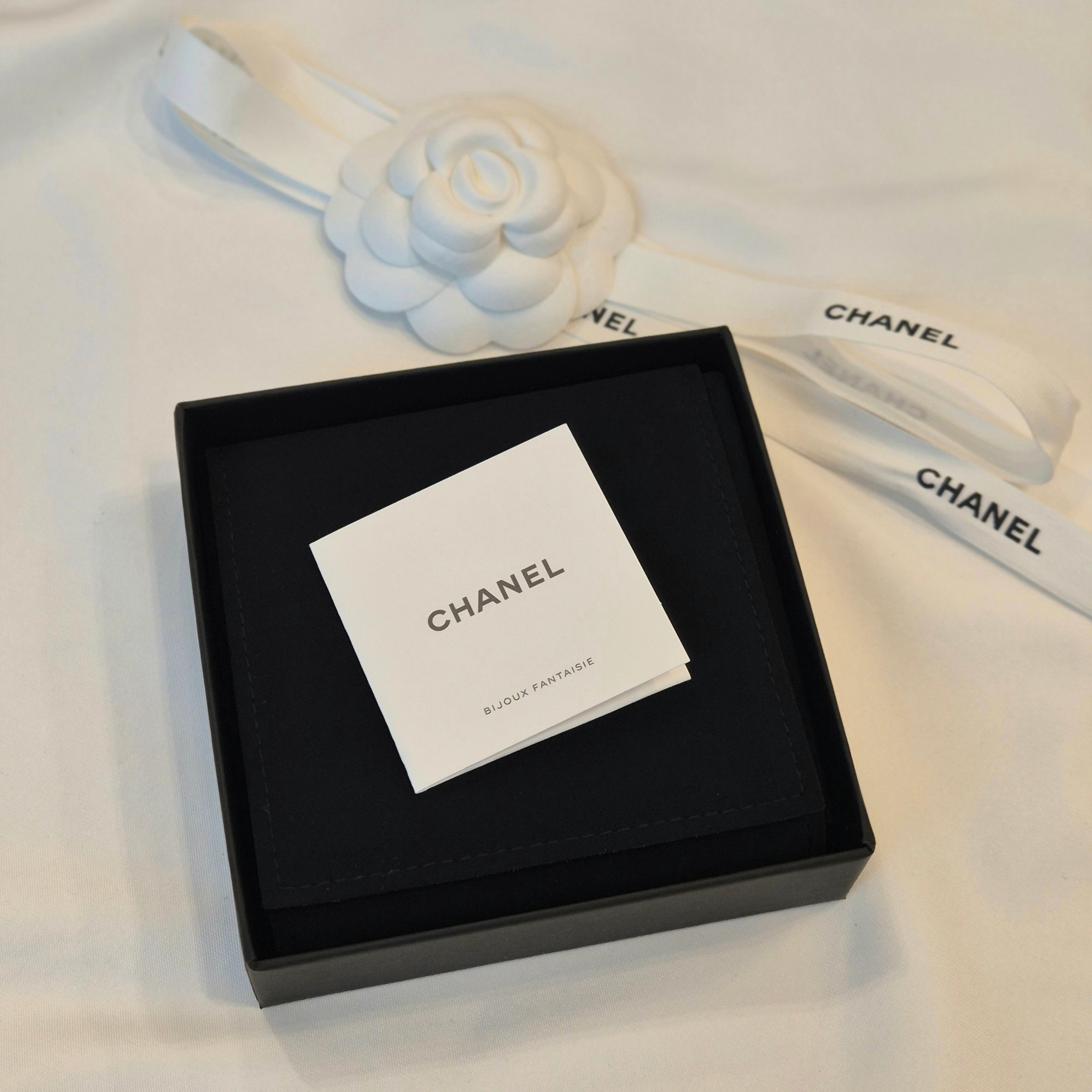 (W) Chanel Stud Earrings Metal Glass Pearls Strass & Gold Pink Pearly White Crystal 착용 스타일 - 3