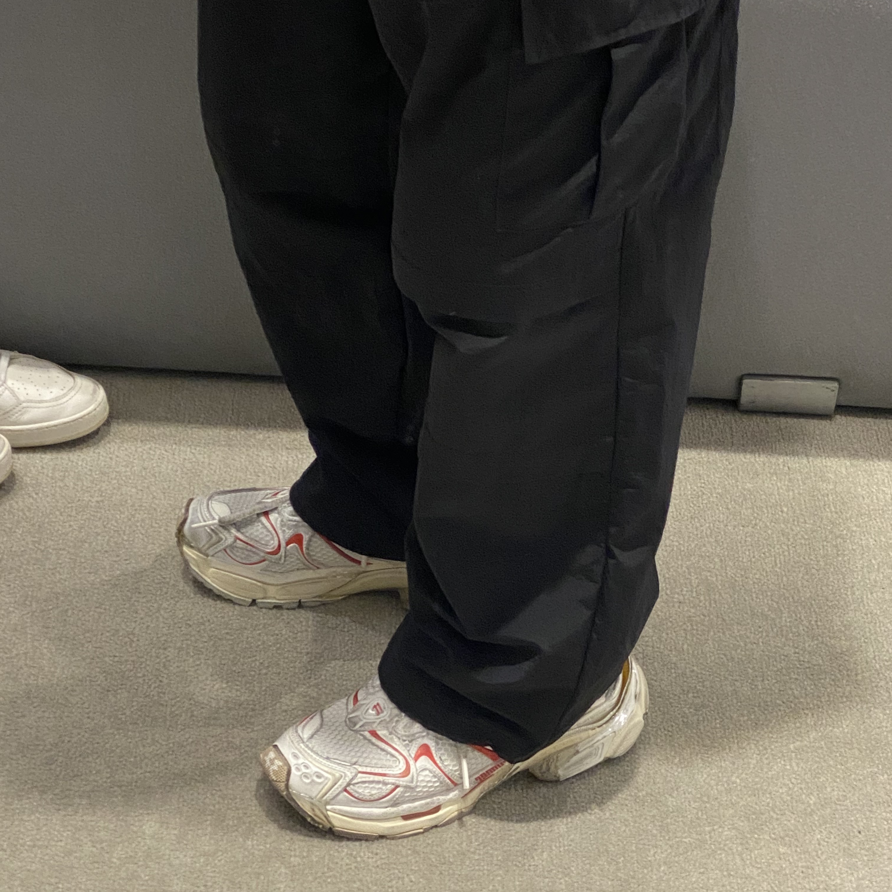 (W) Balenciaga Runner 2.0 Sneakers White Beige Red 착용 스타일 - 4