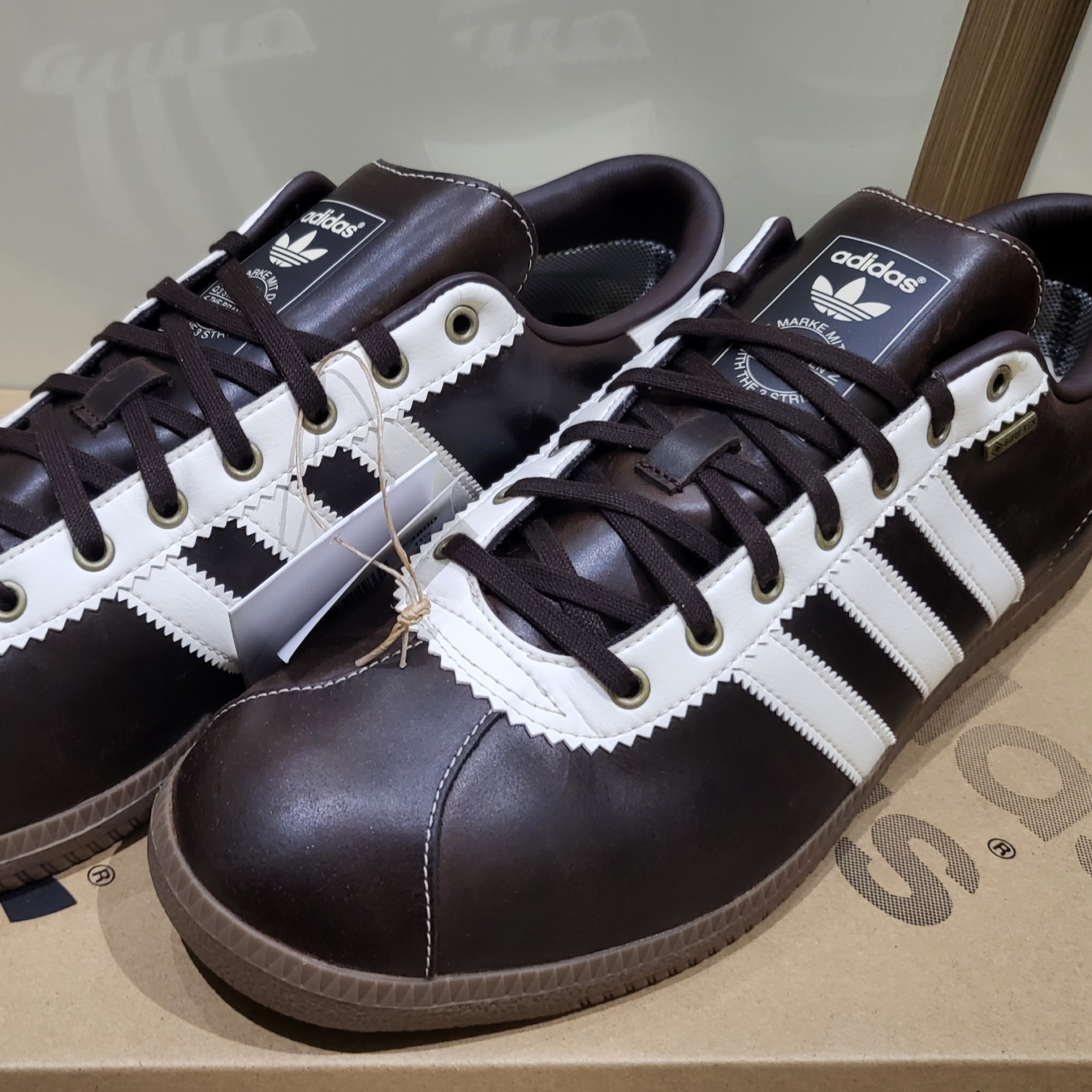 Adidas Bern GTX Dark Brown Cream White 착용 스타일 - 2