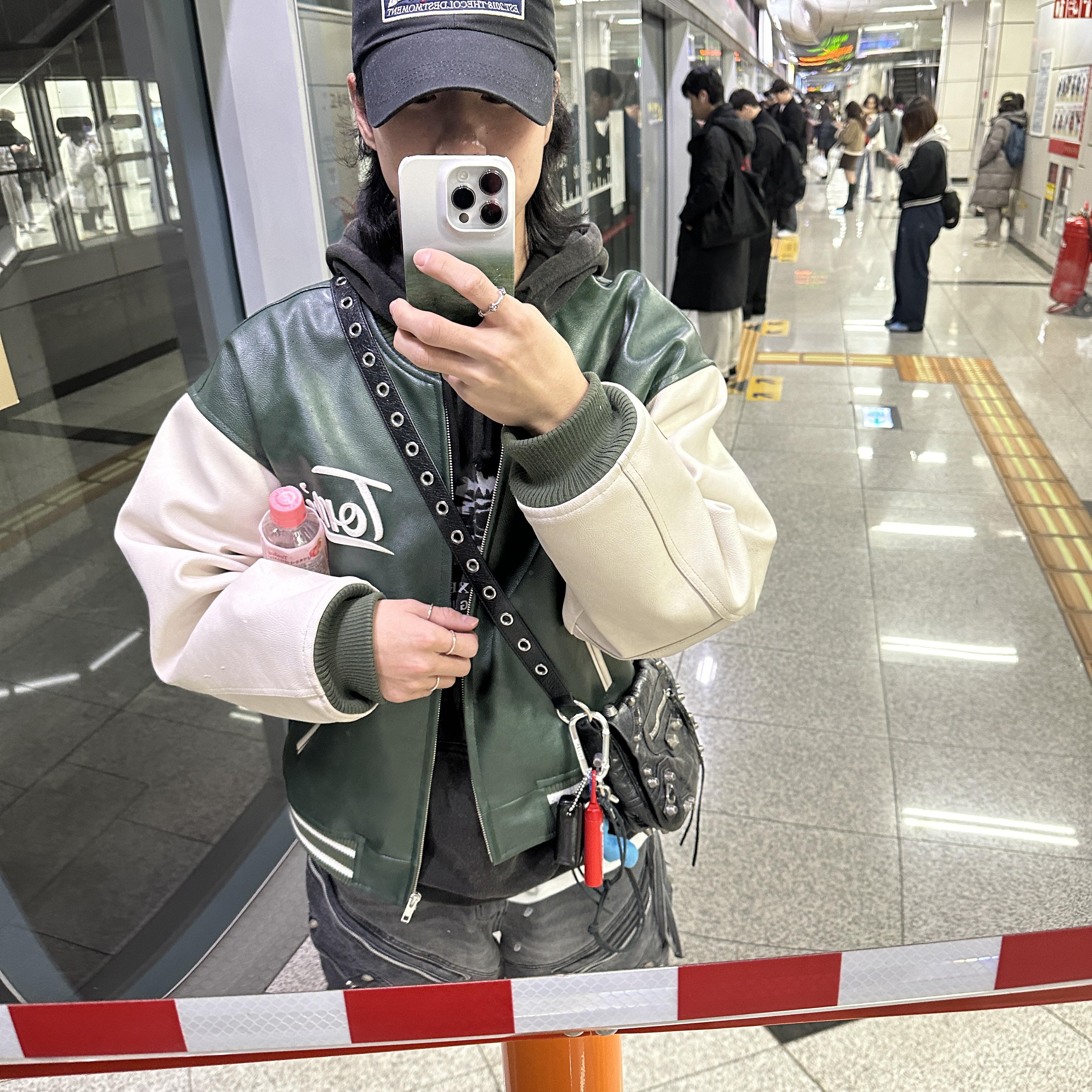 Supreme Lighter Case Carabiner Red - 22SS, Balenciaga Le Cagole XS Flap Bag in Arena Lambskin Black 착용 스타일