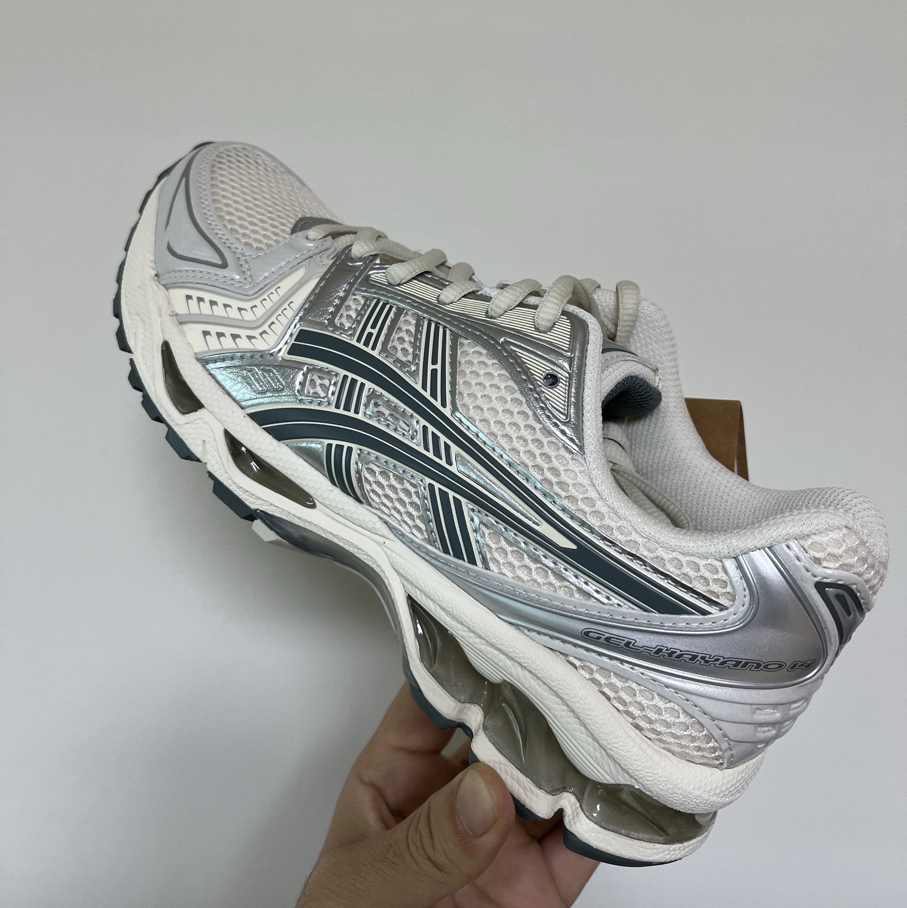 Asics Gel-Kayano 14 Birch Dark Pewter 착용 스타일 - 2