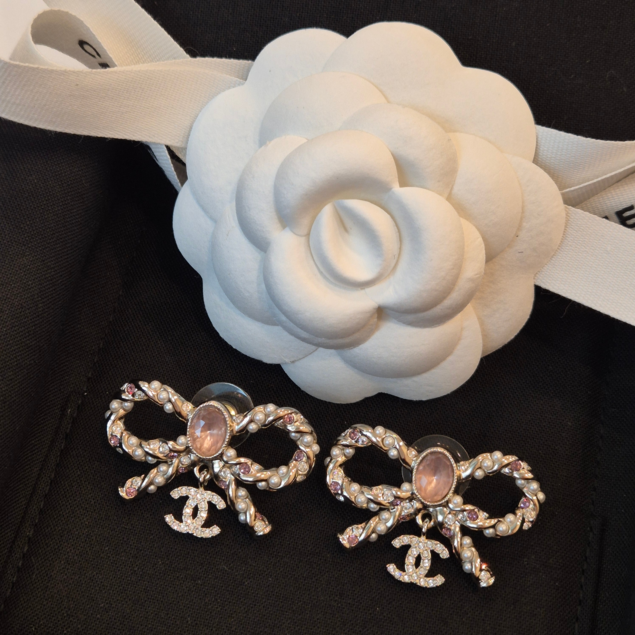 (W) Chanel Stud Earrings Metal Glass Pearls Strass & Gold Pink Pearly White Crystal 착용 스타일 - 2