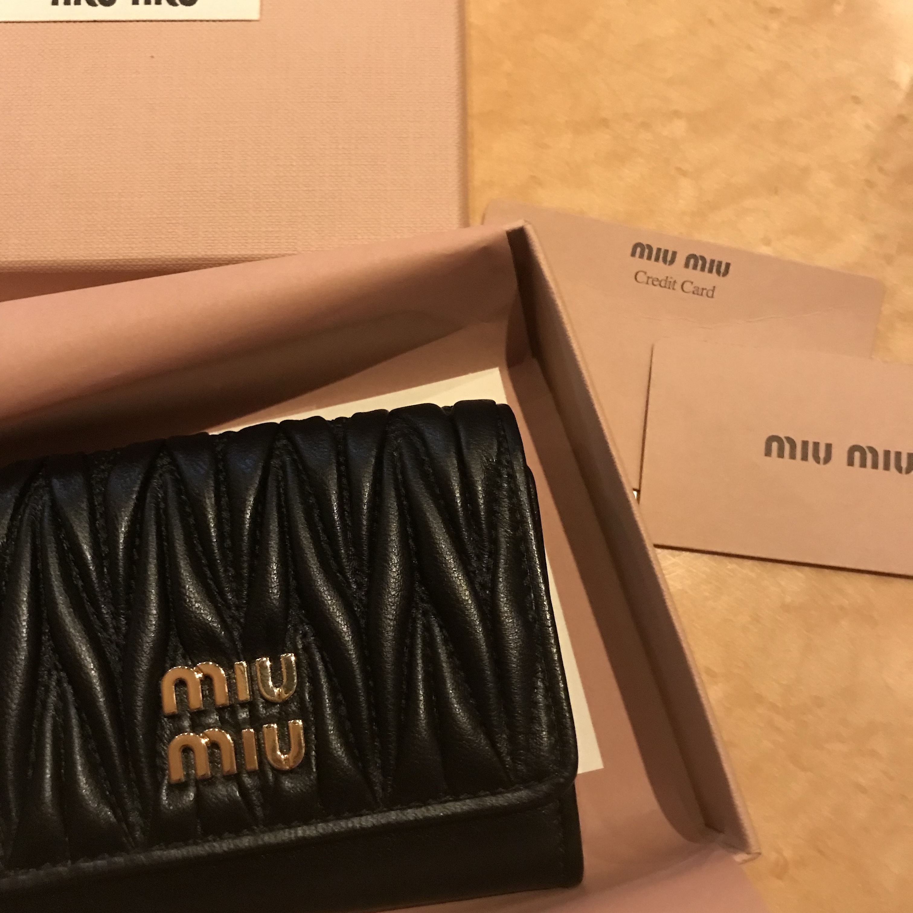 Miu Miu Small Matelasse Nappa Leather Wallet Black 착용 스타일