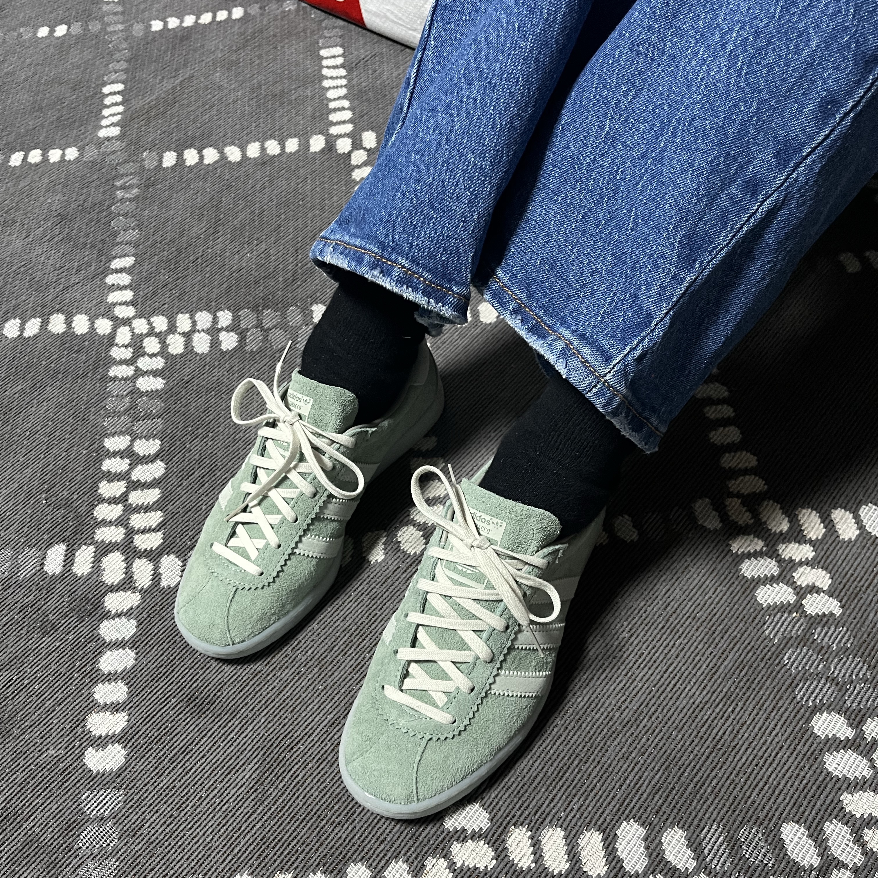 Adidas Tobacco Silver Green Pantone 착용 스타일 - 1
