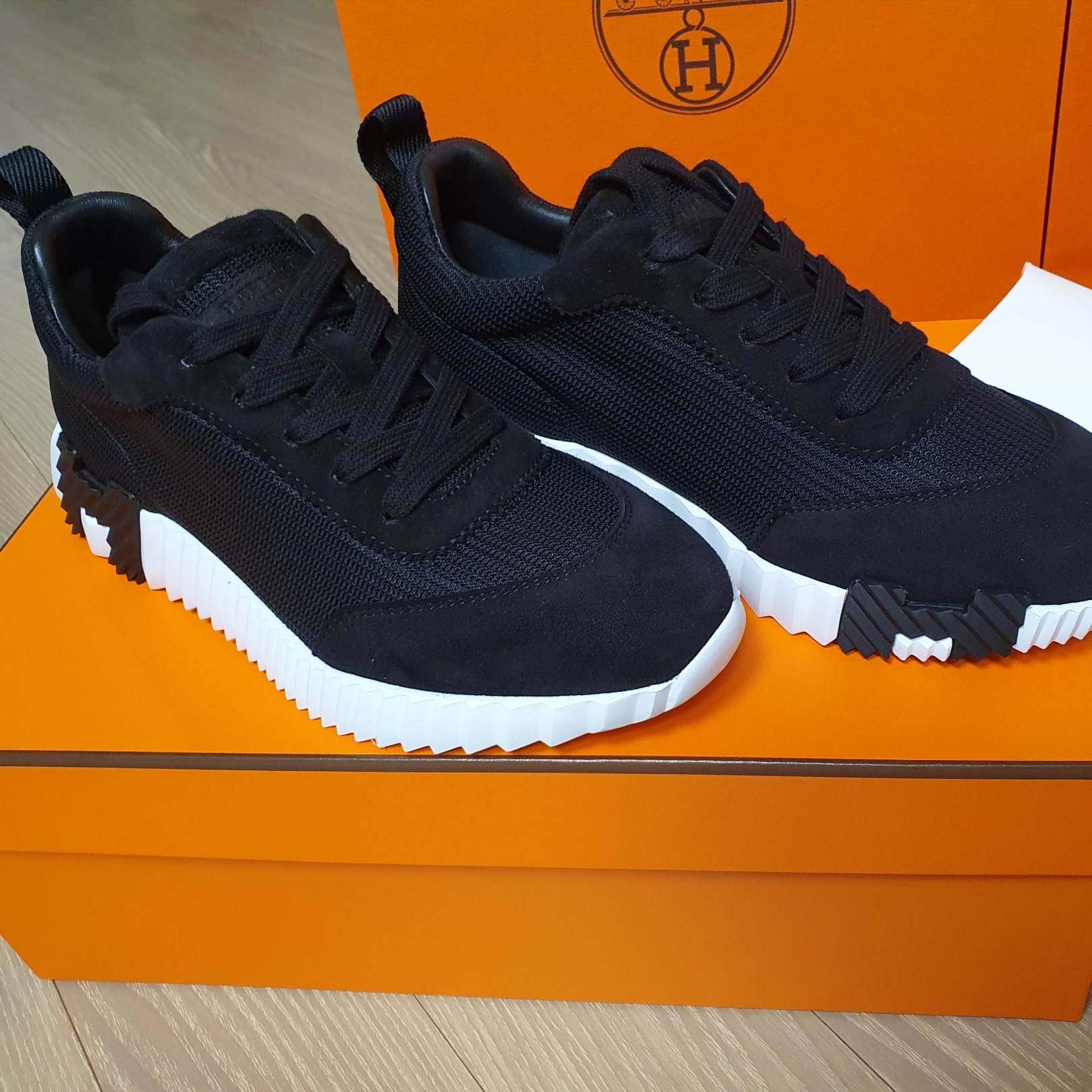 (W) Hermes Bouncing Sneaker Mesh Suede Goatskin & Noir 착용 스타일