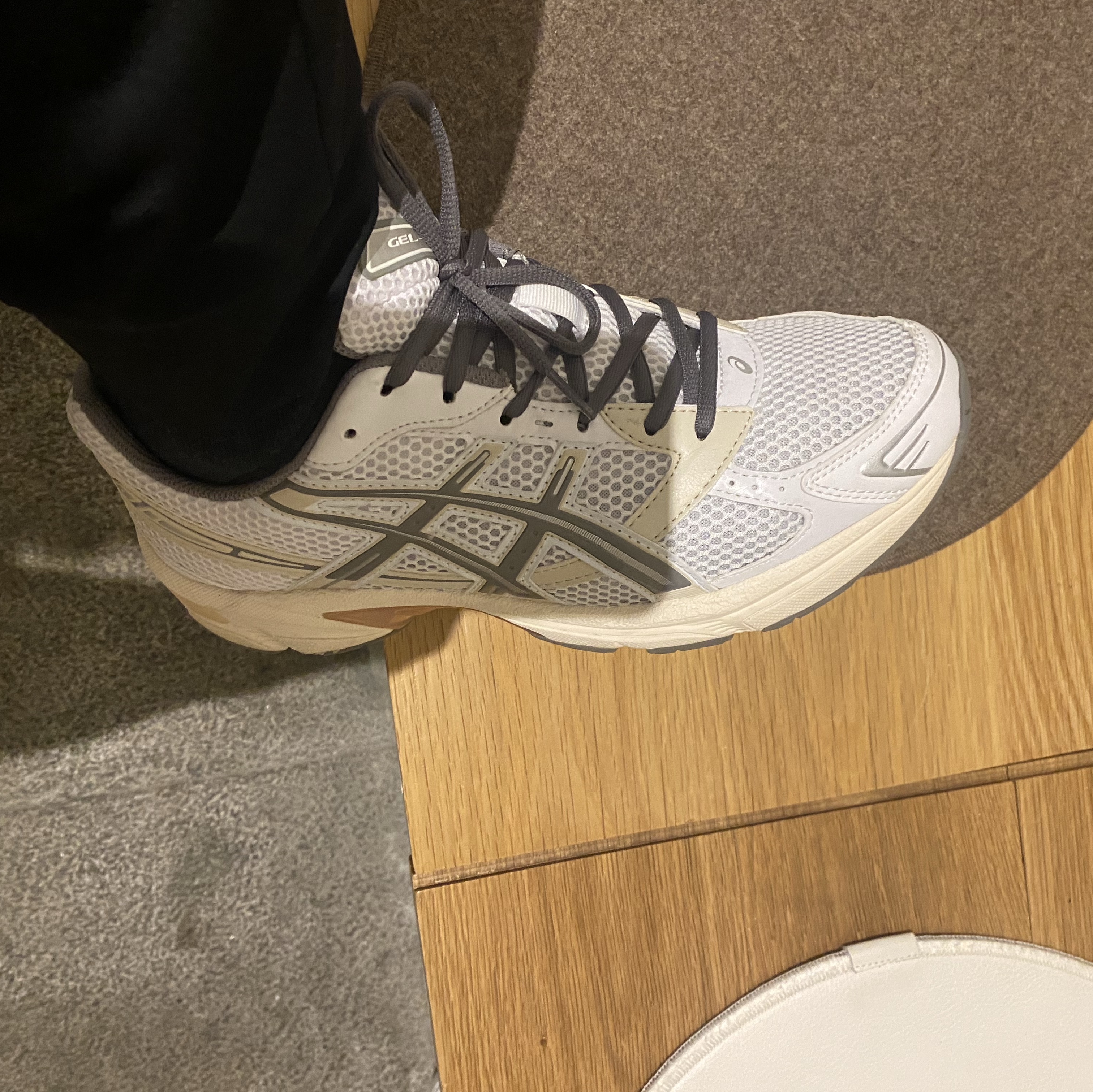 Asics Gel-1130 White Clay Grey 착용 스타일 - 2