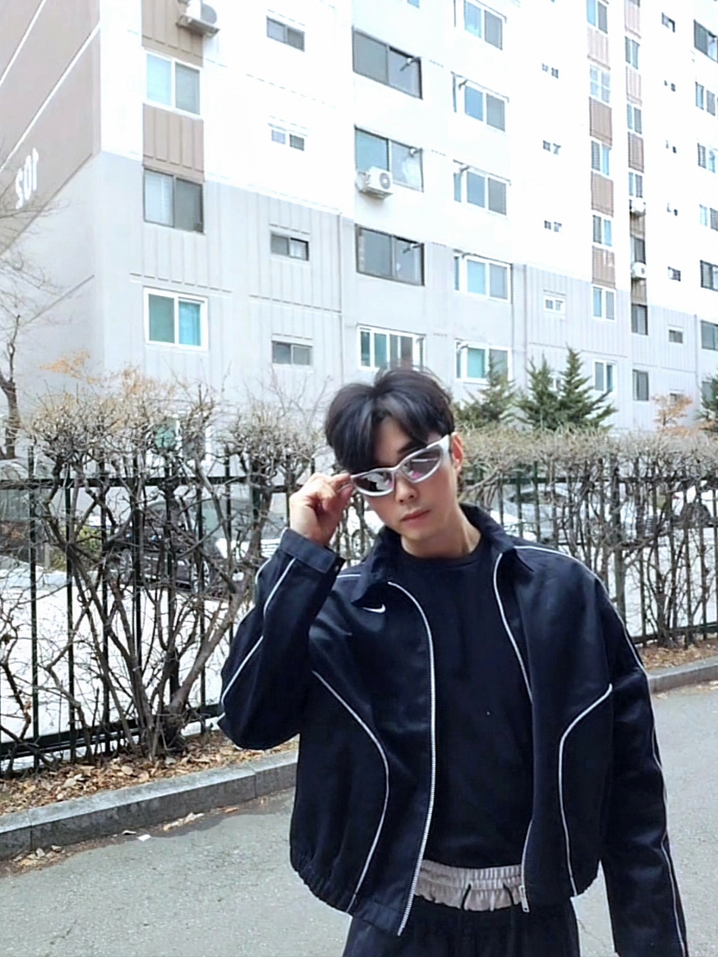 Balenciaga Swift Oval Sunglasses Silver 착용 스타일
