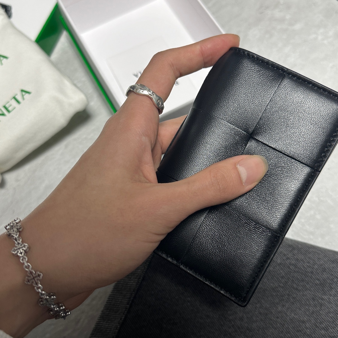 Bottega Veneta Cassette Business Card Case Black 착용 스타일