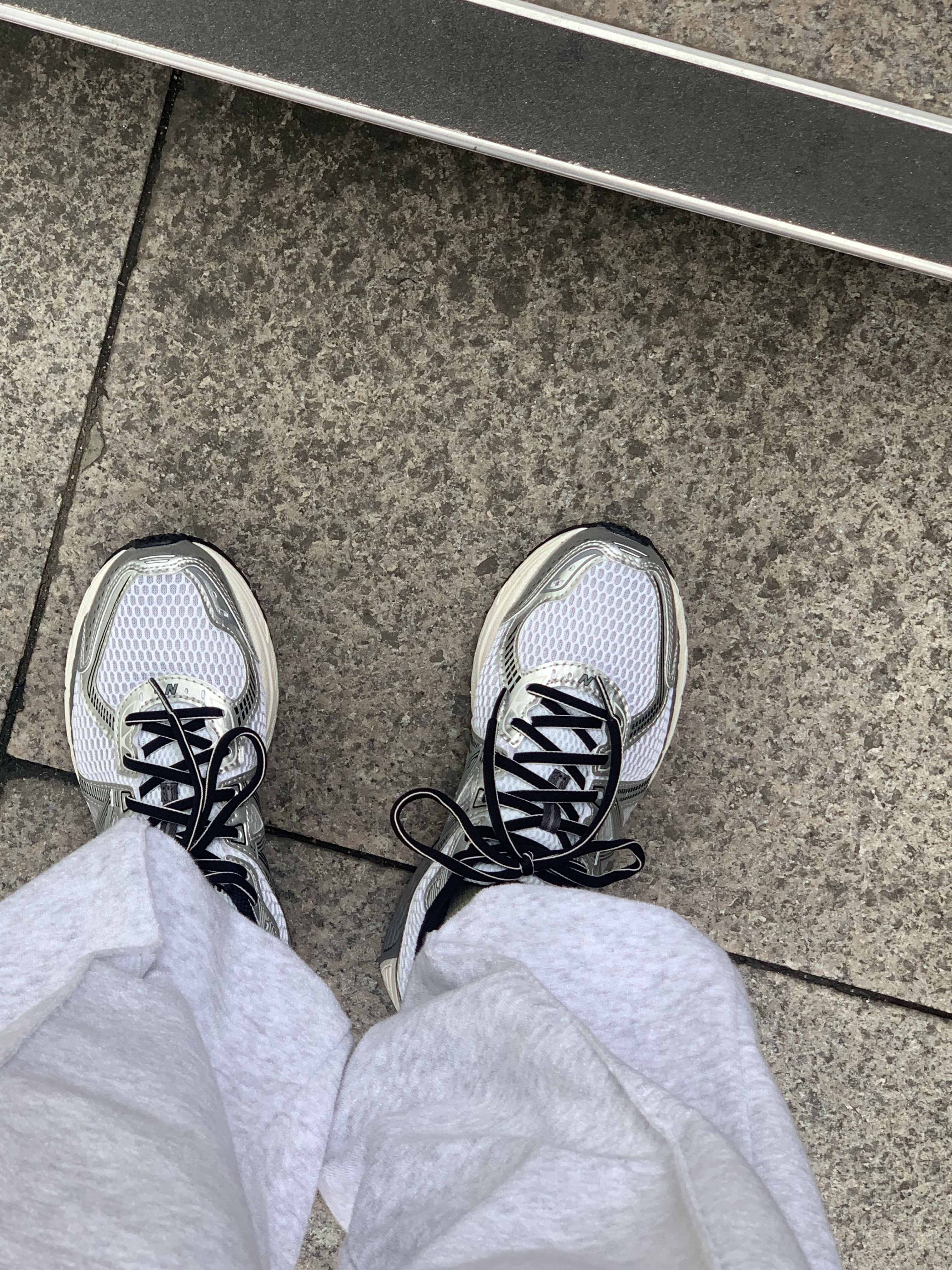 (W) Asics Gel-Kayano 14 White Midnight, New Balance 860v2 Optic White 착용 스타일 - 4