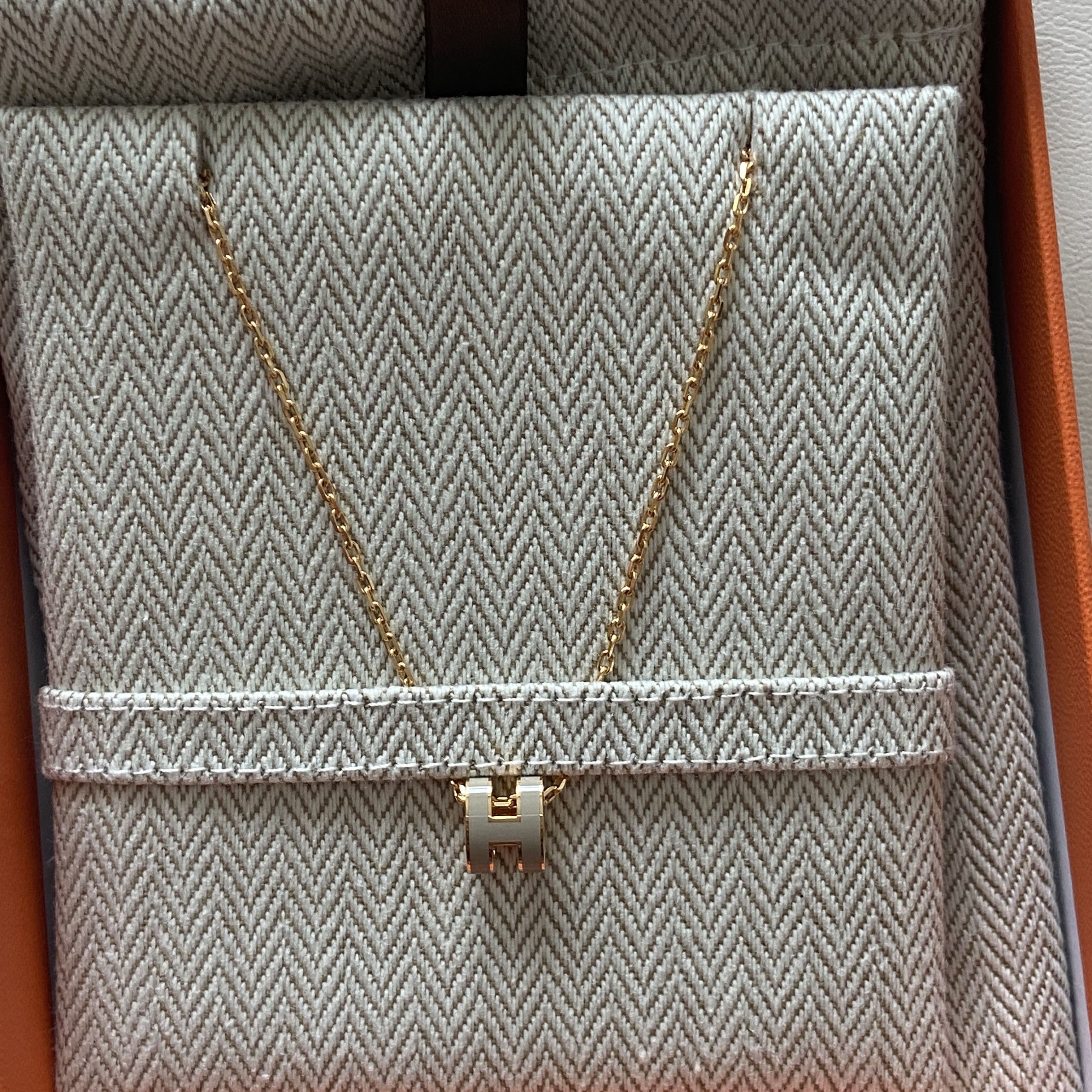 (W) Hermes Mini Pop H Pendant Gold & Marron Glace 착용 스타일