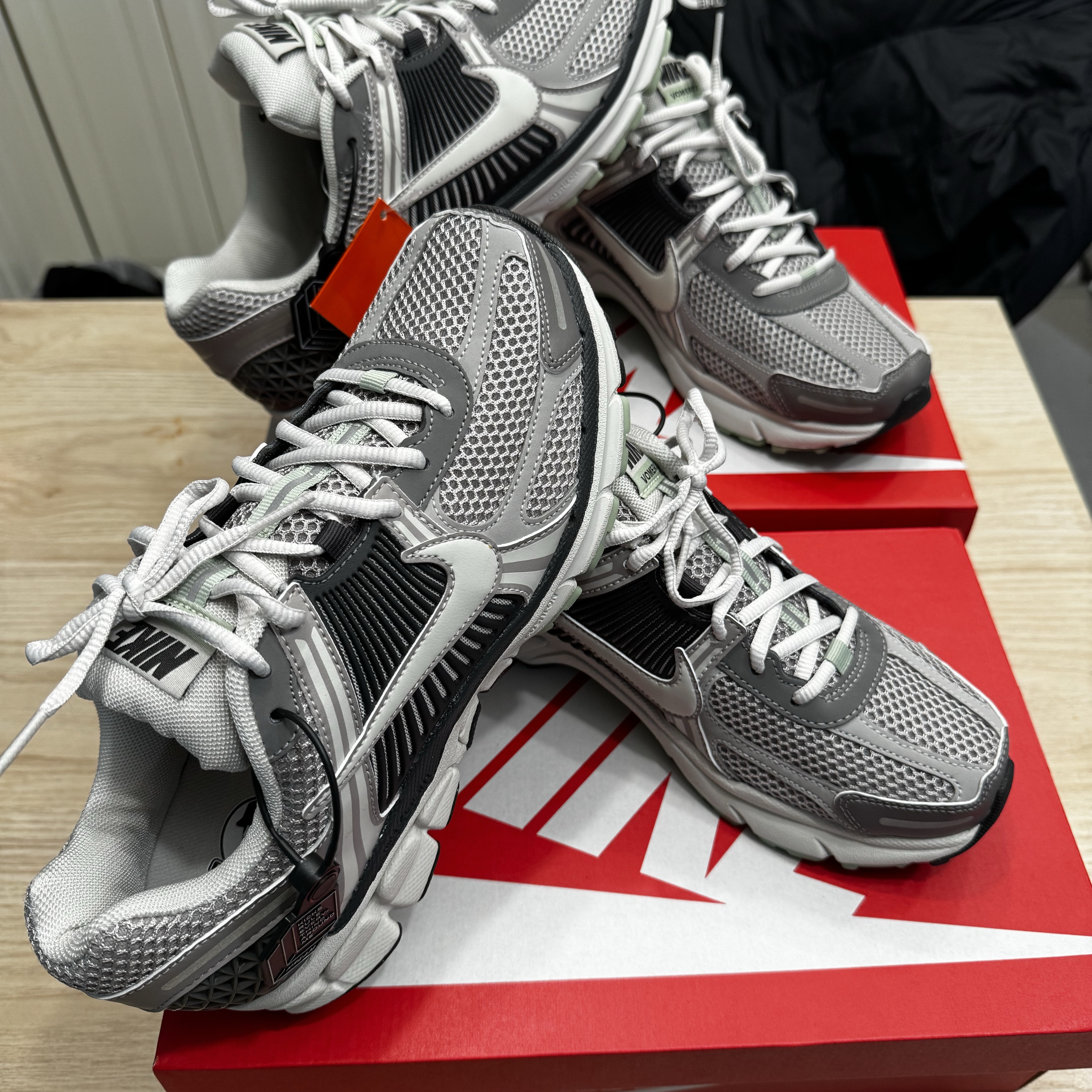 (W) Nike Zoom Vomero 5 Cobblestone and Flat Pewter 착용 스타일