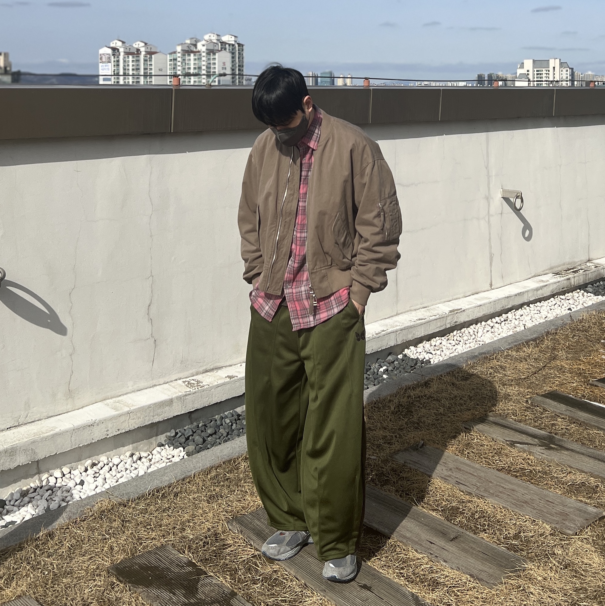 Needles H.D. Track Pants Poly Smooth Ivy Green 착용 스타일