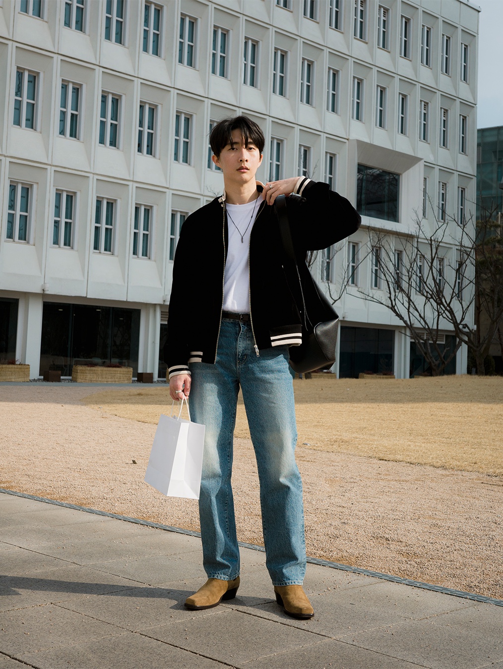 Loewe Anton Sling Bag in Soft Grained Calfskin Black 착용 스타일 - 1