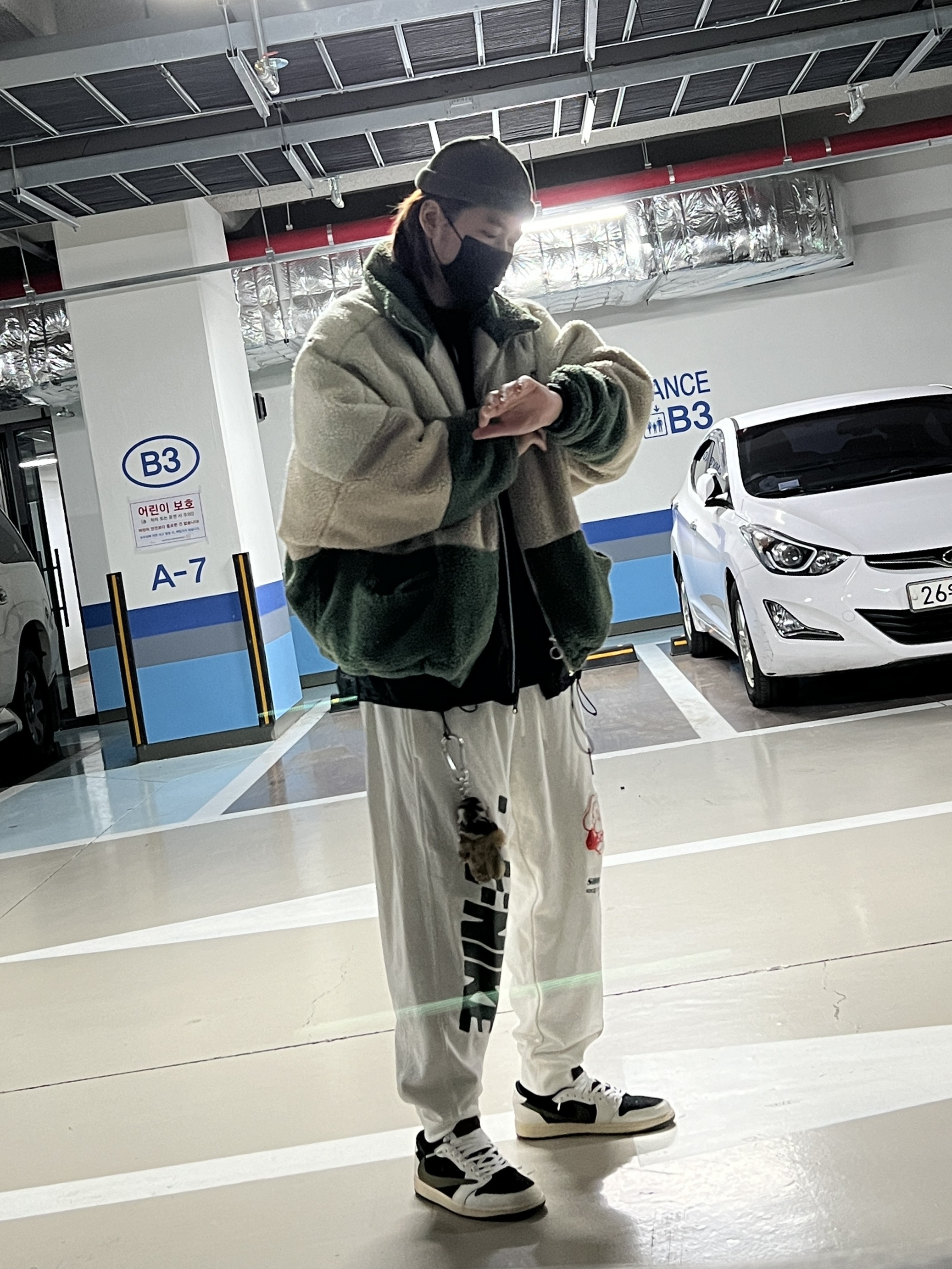 (W) Jordan 1 x Travis Scott Retro Low OG SP Medium Olive, Nike x Stussy NRG FL Storm-Fit Jacket Black (DO5304-010) 착용 스타일 - 1