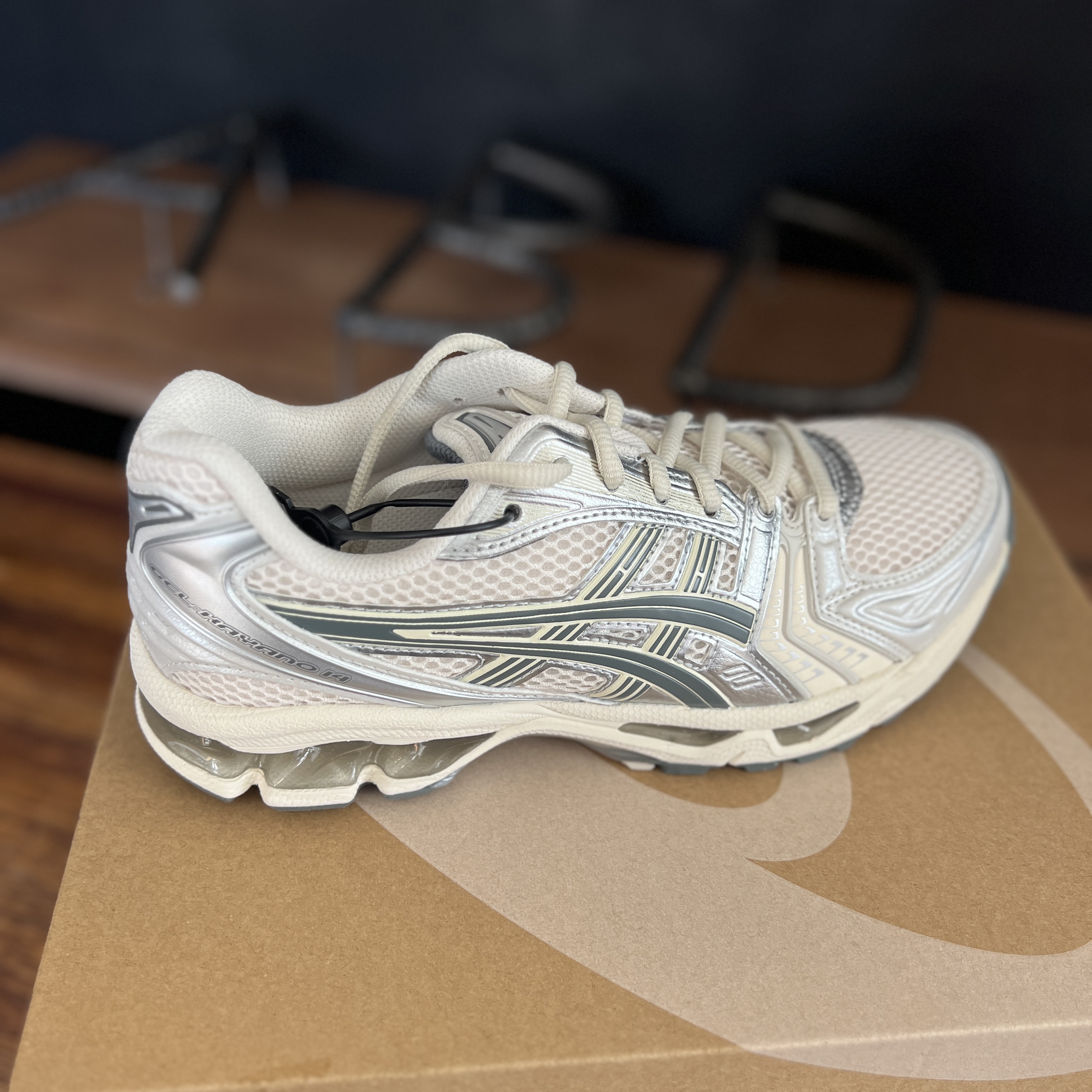 Asics Gel-Kayano 14 Birch Dark Pewter 착용 스타일