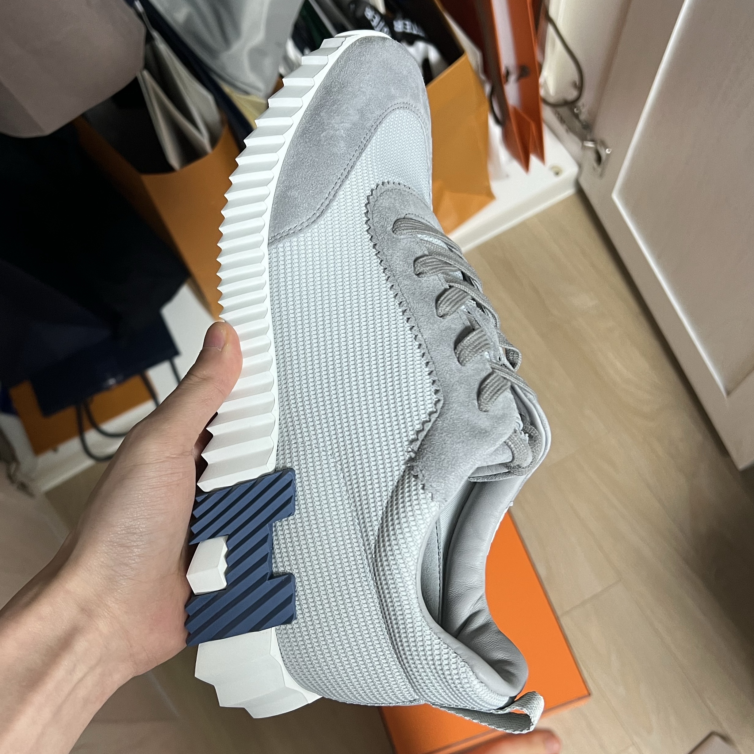 Hermes Bouncing Sneakers Mesh Suede Goatskin & Gris Temperance 착용 스타일