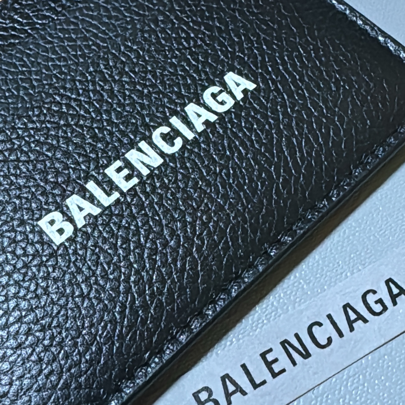 Balenciaga Cash Card Holder Black 착용 스타일