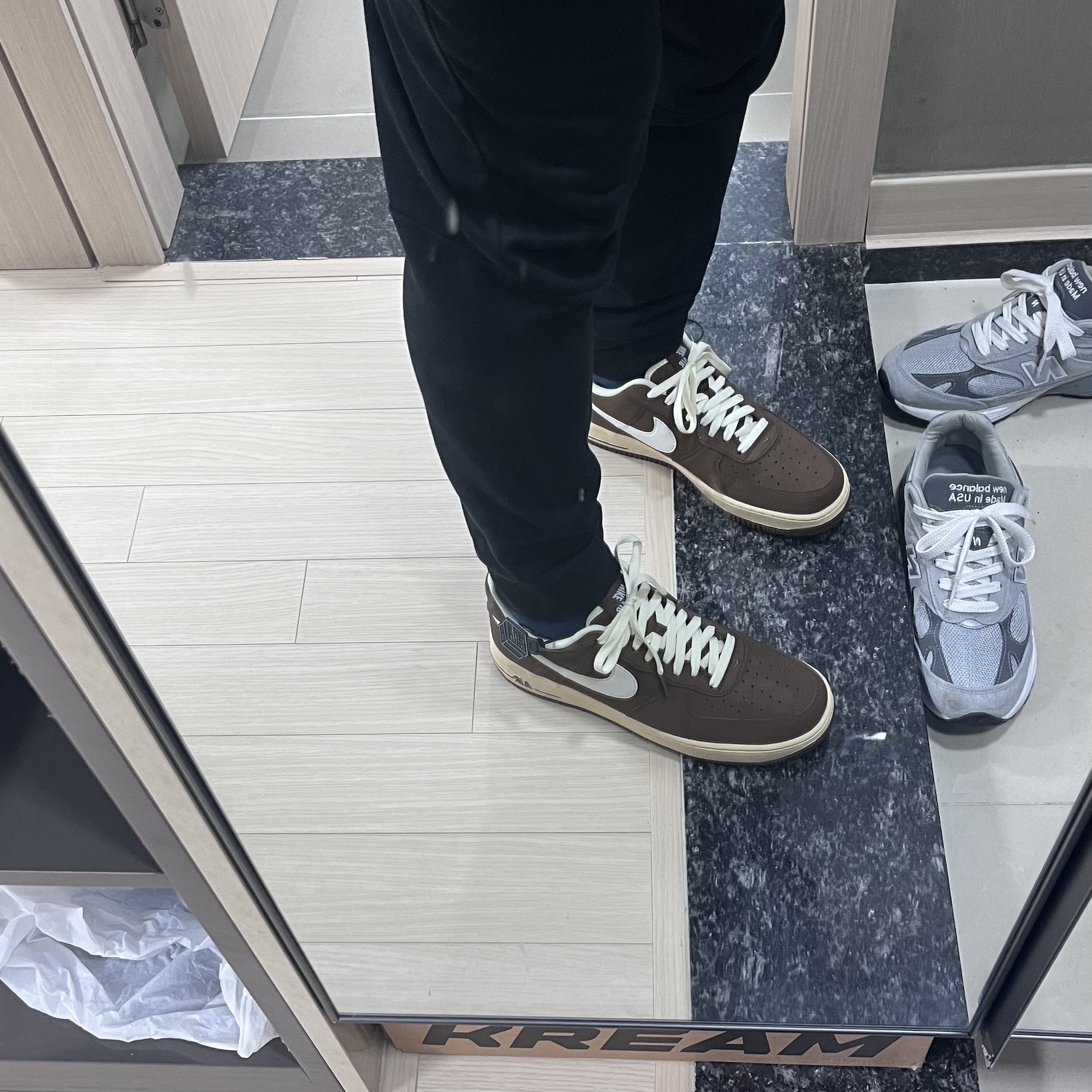 Nike Air Force 1 '07 Cacao Wow Coconut Milk, New Balance 993 Made in USA Grey - D Standard 착용 스타일 - 2