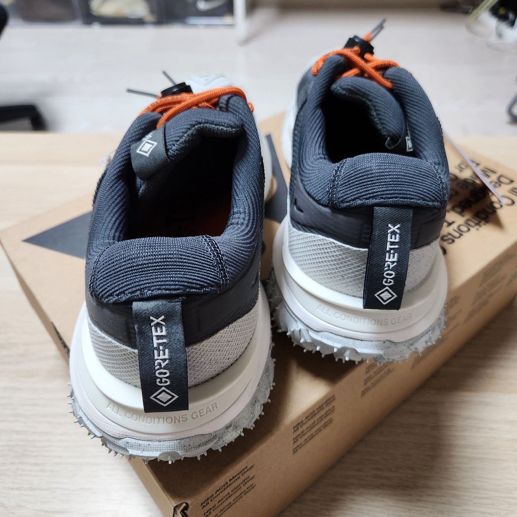 Nike ACG Mountain Fly Low Gore-Tex Dark Smoke Grey 착용 스타일 - 4