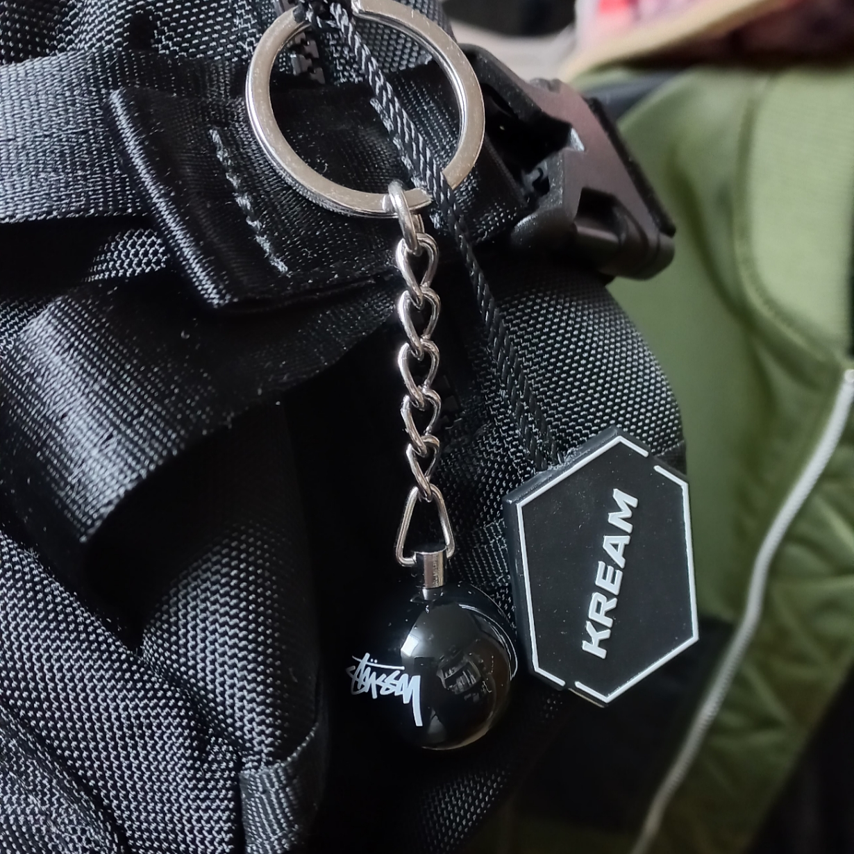Stussy 8 Ball Keychain Black 착용 스타일
