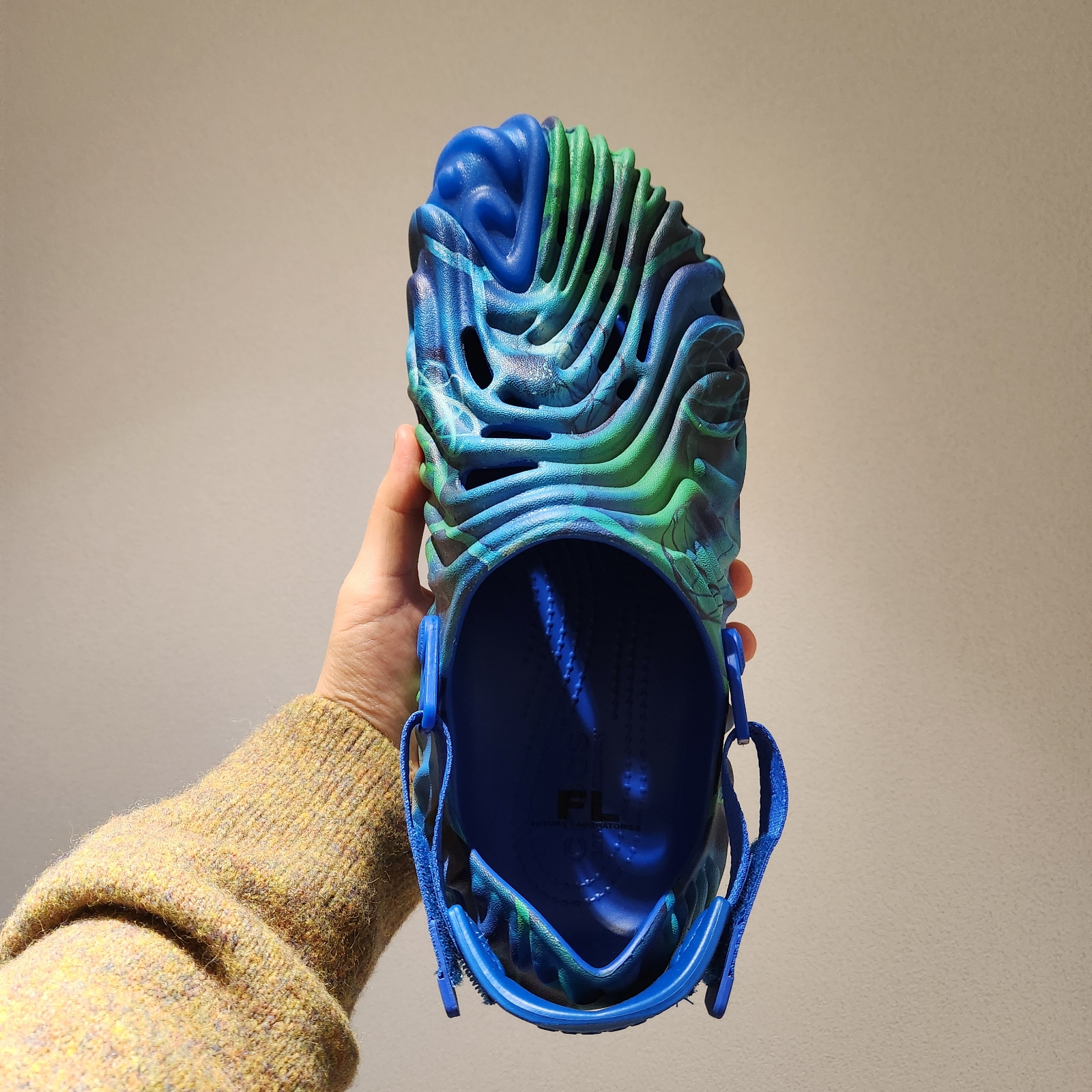 Crocs x Salehe Bembury x Futura Pollex Clog Blue 착용 스타일 - 3