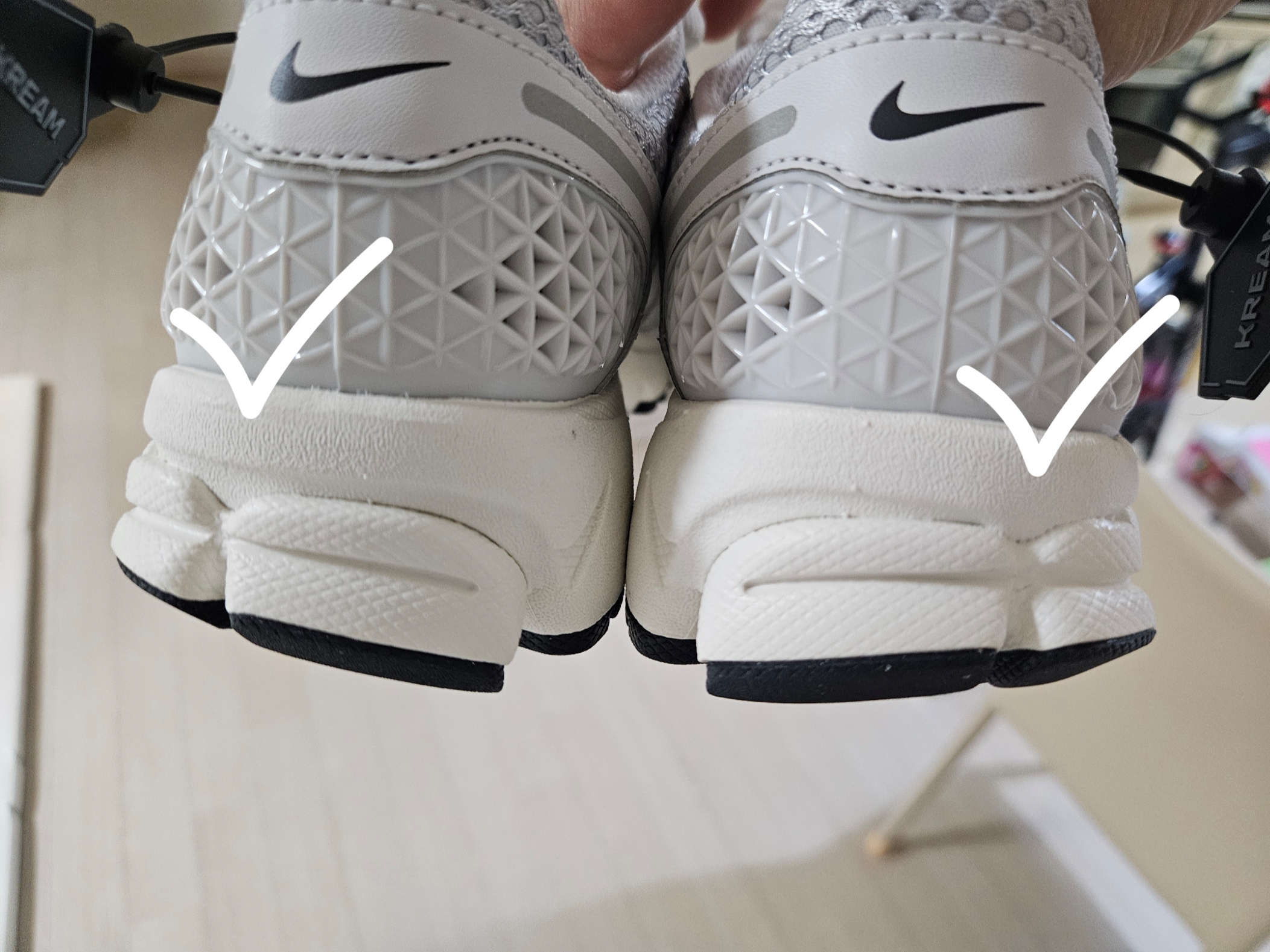 (W) Nike Zoom Vomero 5 Photon Dust and Metallic Silver 착용 스타일 - 1