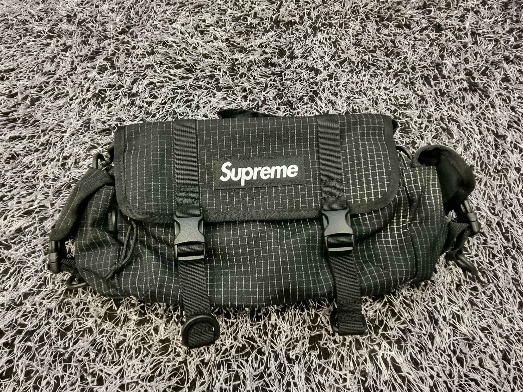 Supreme Backpack Black - 24SS, Supreme Mini Duffle Bag Black - 24SS 착용 스타일 - 3
