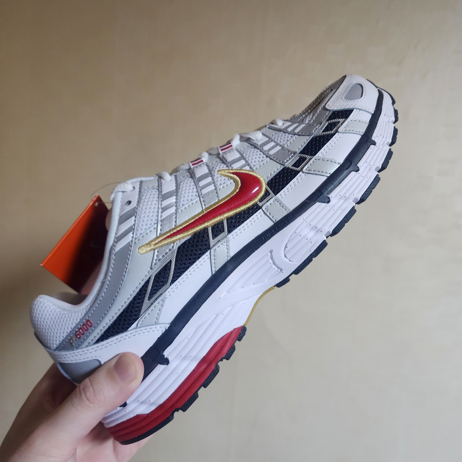 Nike P-6000 White Varsity Red 착용 스타일 - 1
