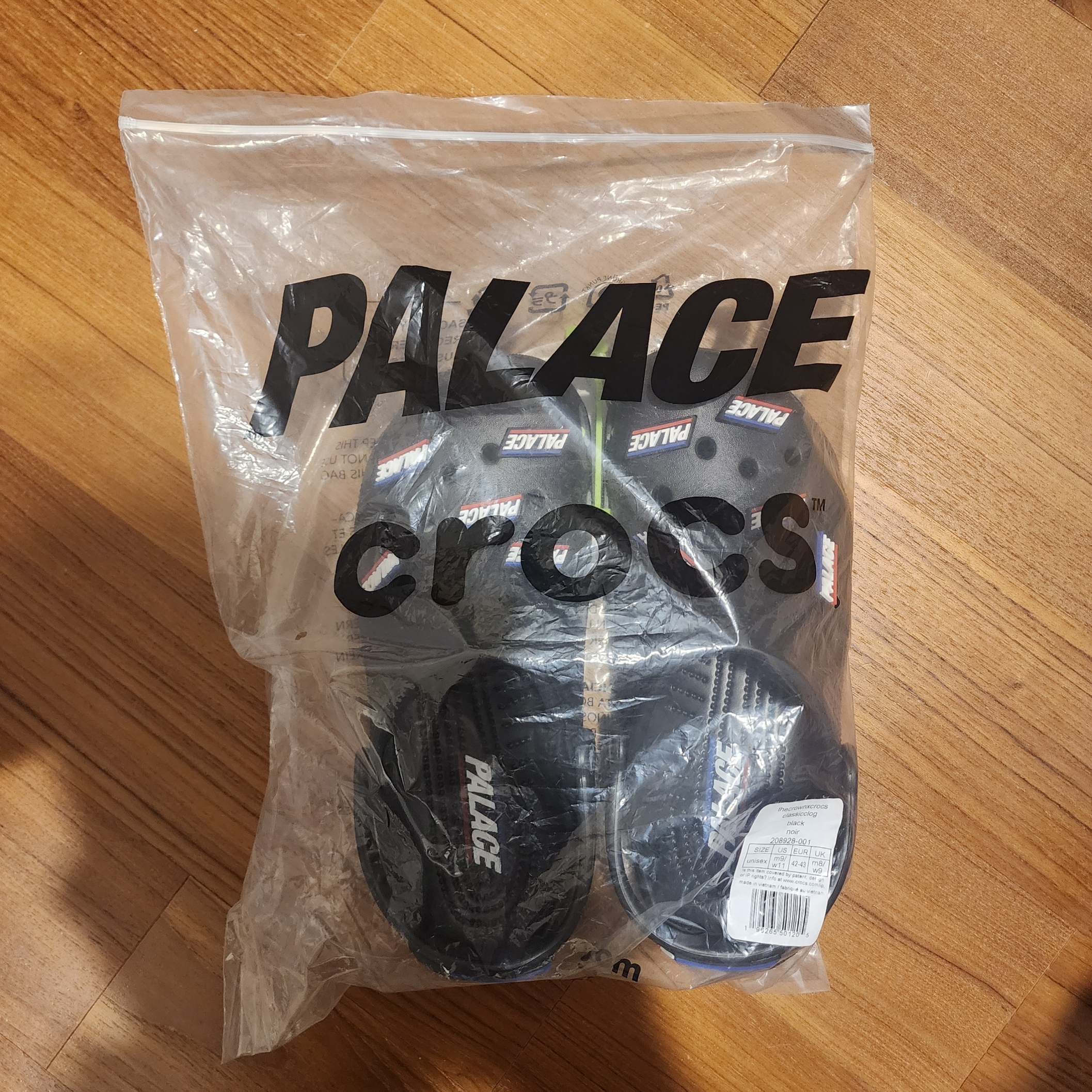 Crocs x Palace Classic Clog Black 착용 스타일 - 5