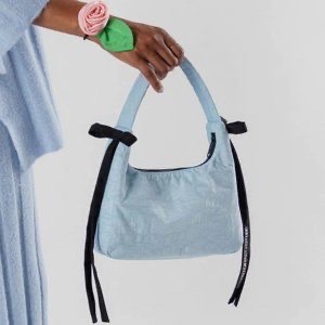 Sandy Liang x Baggu Bow Mini Bag Powder Blue 착용 스타일 - 2