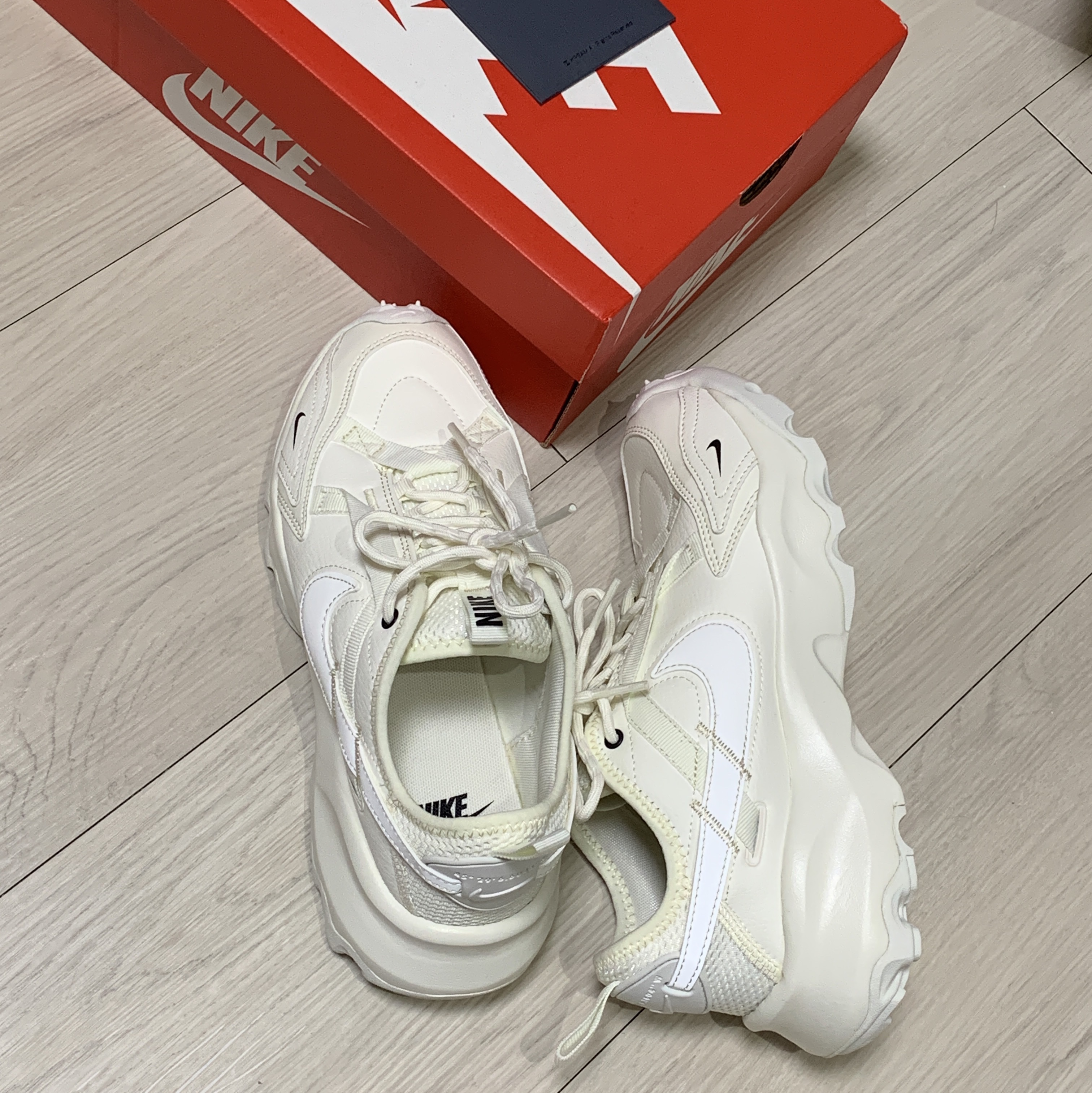 (W) Nike TC 7900 Summit White 착용 스타일