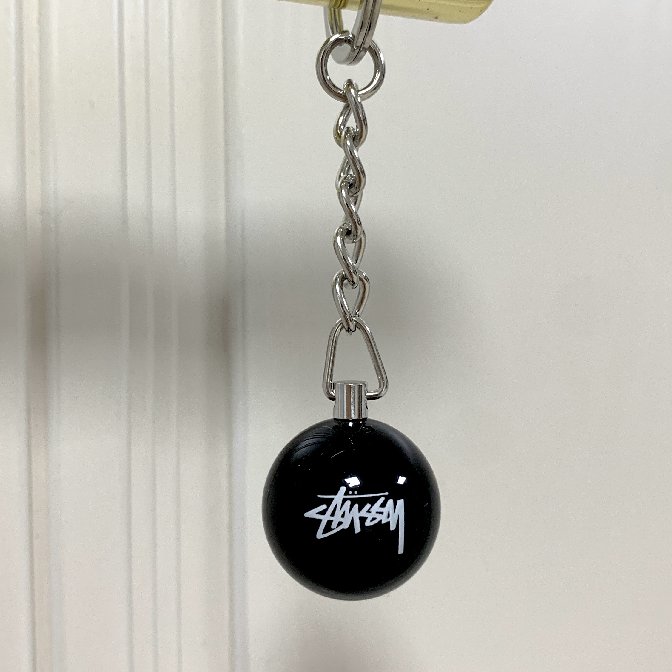 Stussy 8 Ball Keychain Black 착용 스타일 - 1