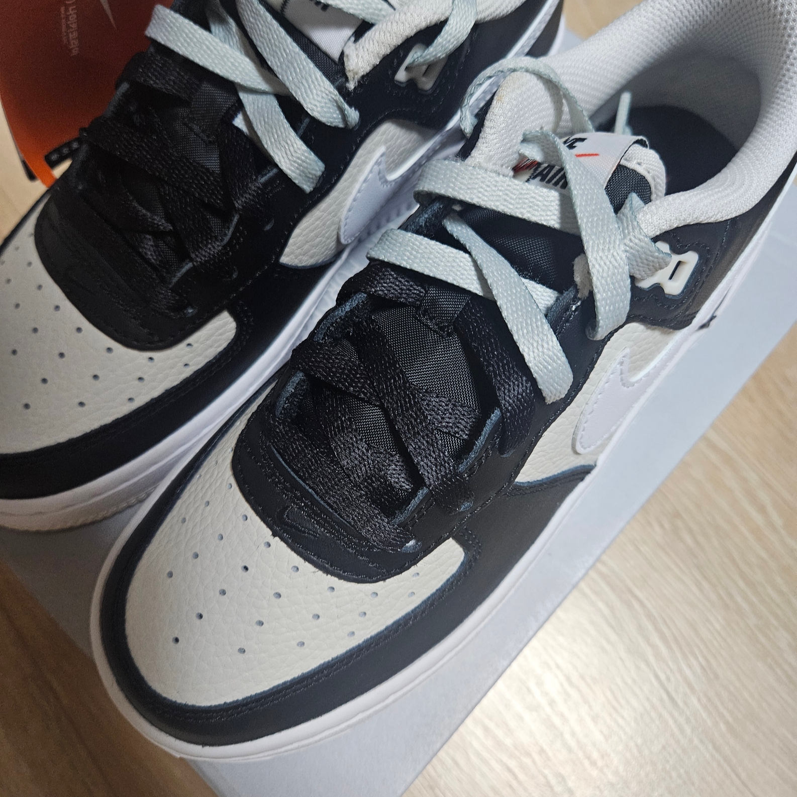 (GS) Nike Air Force 1 LV8 Black Phantom 착용 스타일