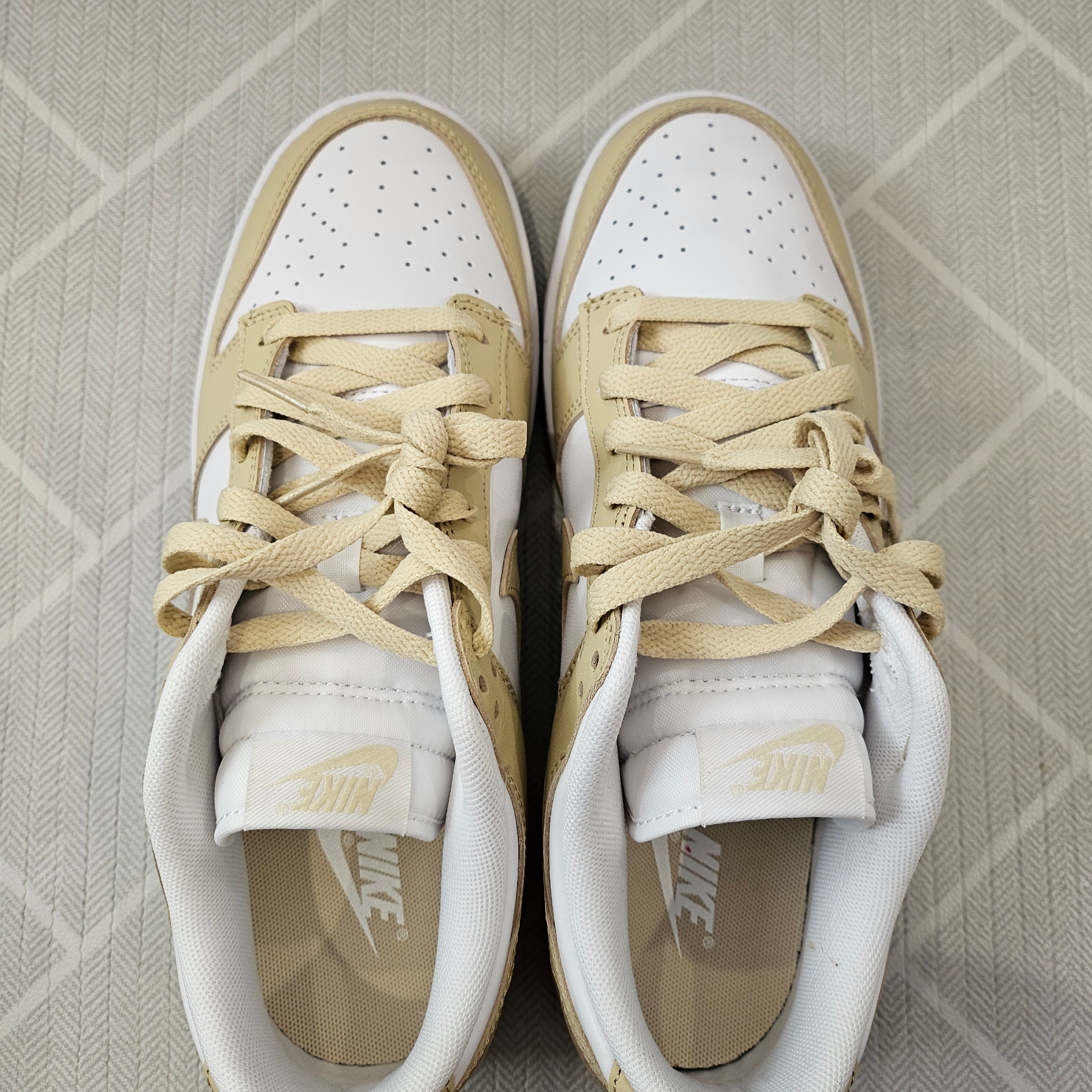 Nike Dunk Low Team Gold and White 착용 스타일 - 3