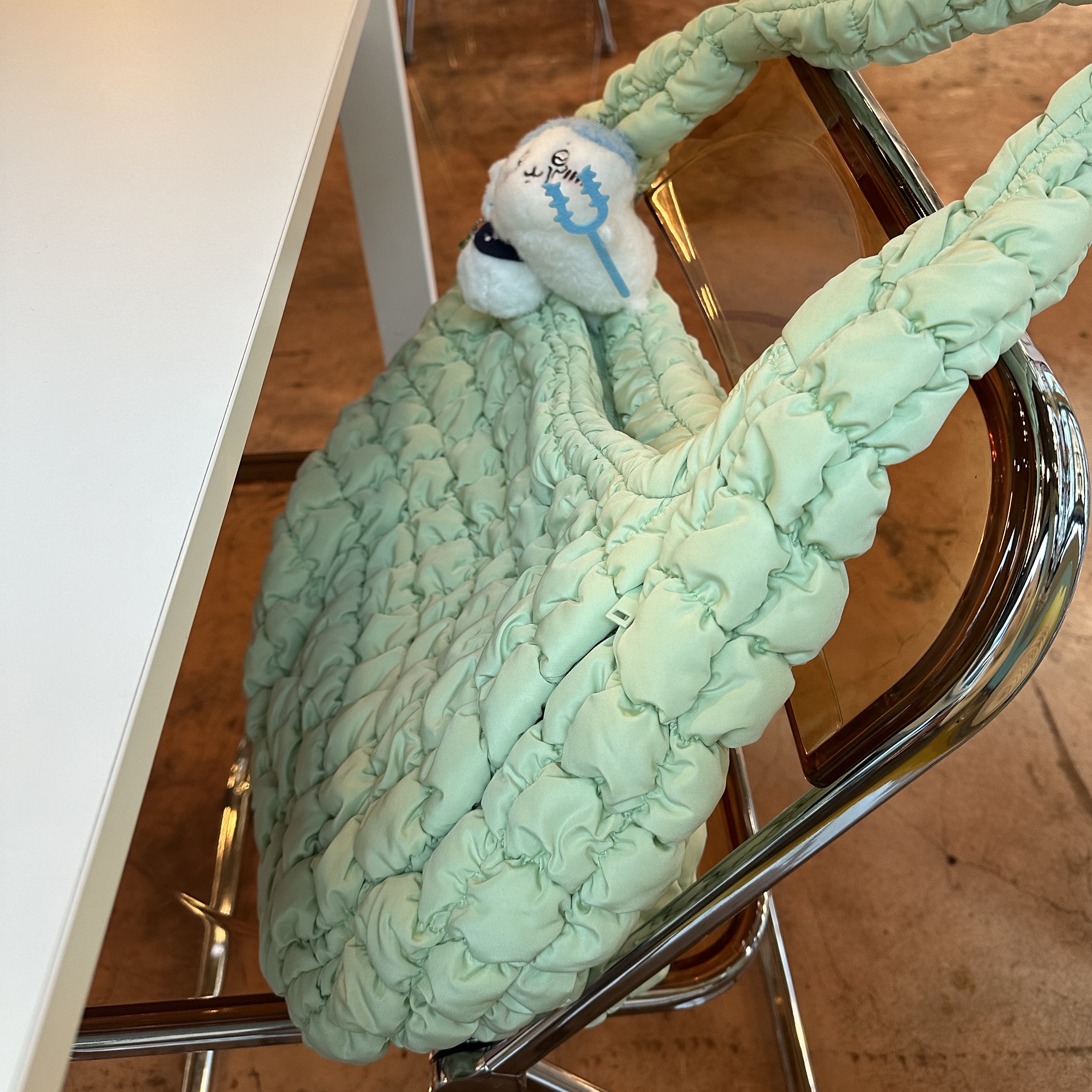 COS Quilted Oversized Shoulder Bag Green 착용 스타일 - 1