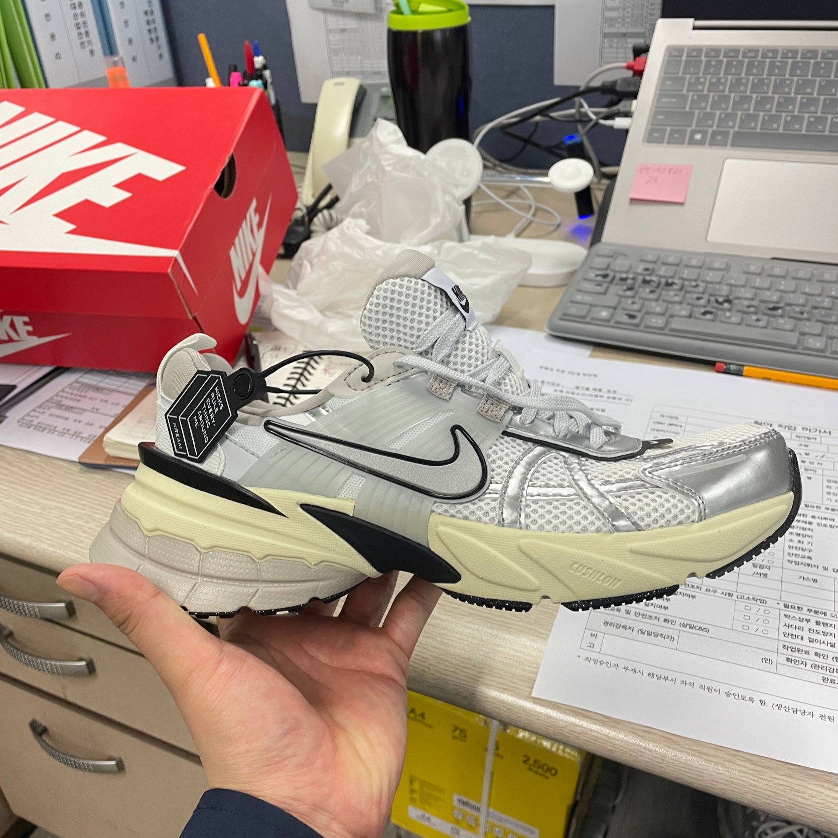 Nike V2K Run Summit White Metallic Silver 착용 스타일
