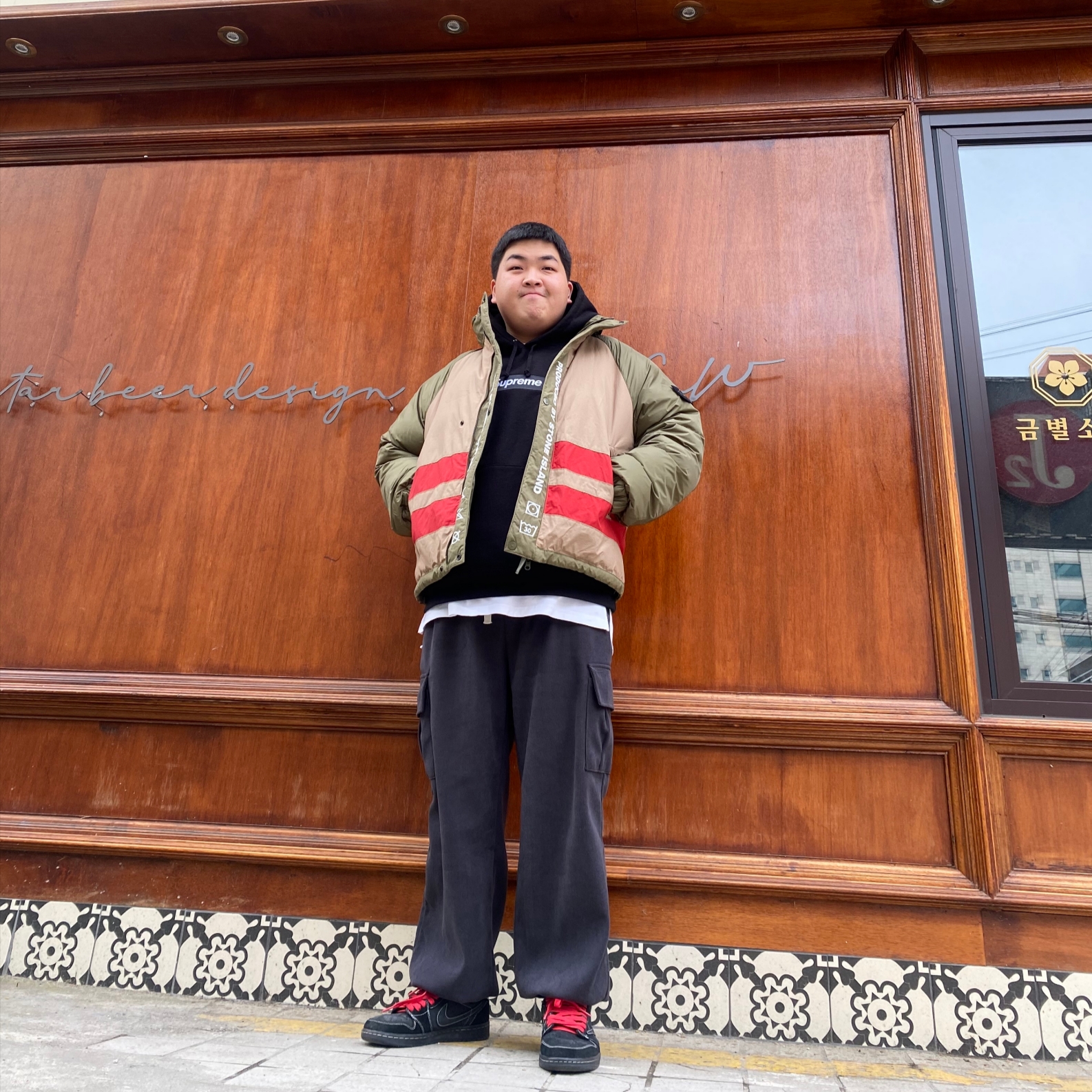 Supreme x Stone Island Reversible Down Puffer Jacket Olive - 23FW, Jordan 1 x Travis Scott Retro Low OG SP Black Phantom 착용 스타일